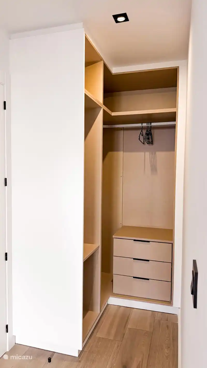 Vestidor con perchas y cajones de almacenamiento