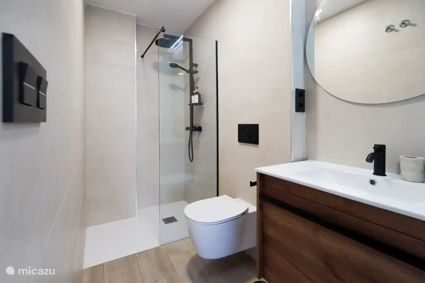 Baño con ducha de lluvia, inodoro y lavabo