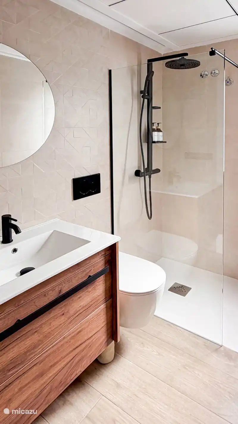 Baño 2 con ducha espaciosa, inodoro y mueble de tocador