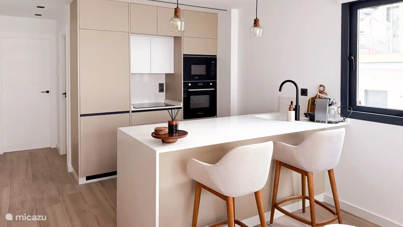 Cocina con barra y todas las comodidades