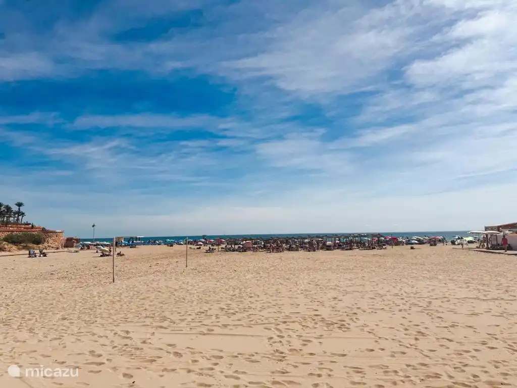 La playa de La Zenia está a poca distancia del lugar