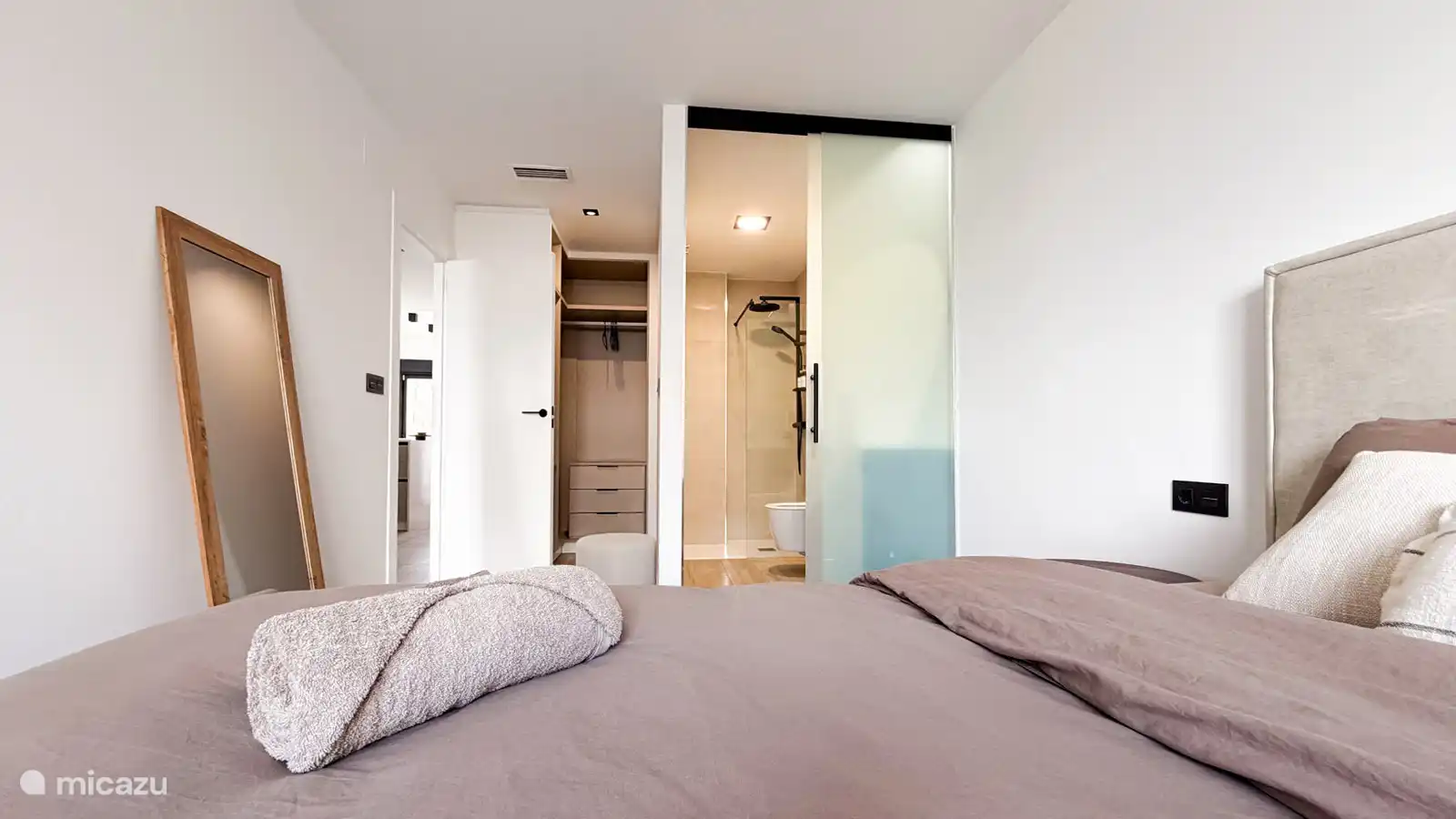 Baño de lujo con suite y vestidor