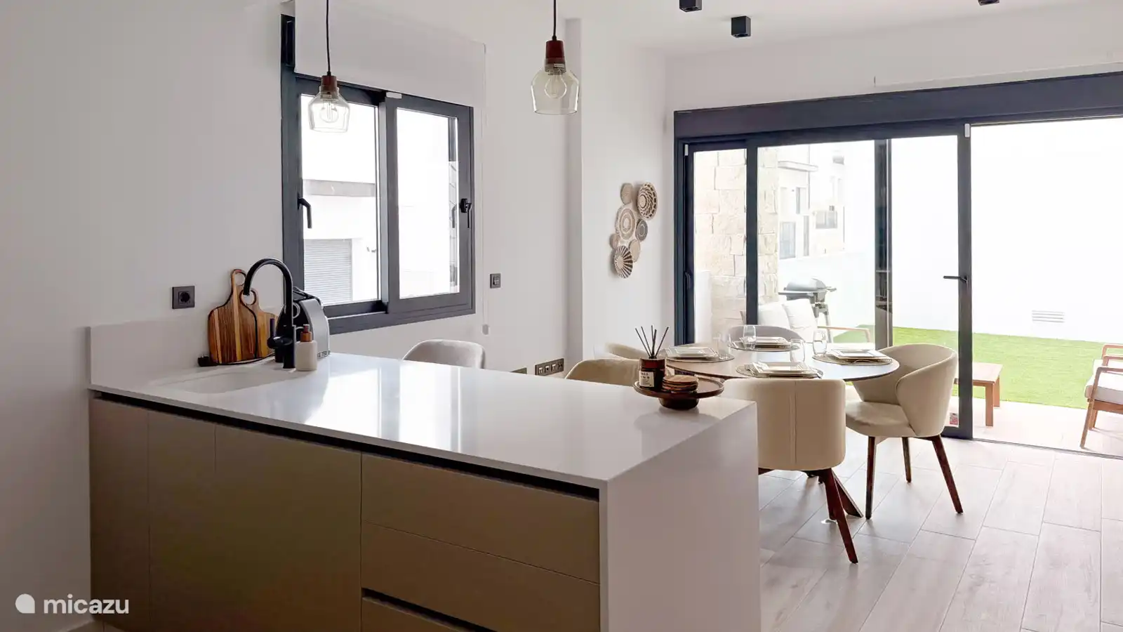 Cocina con vistas al comedor y al exterior