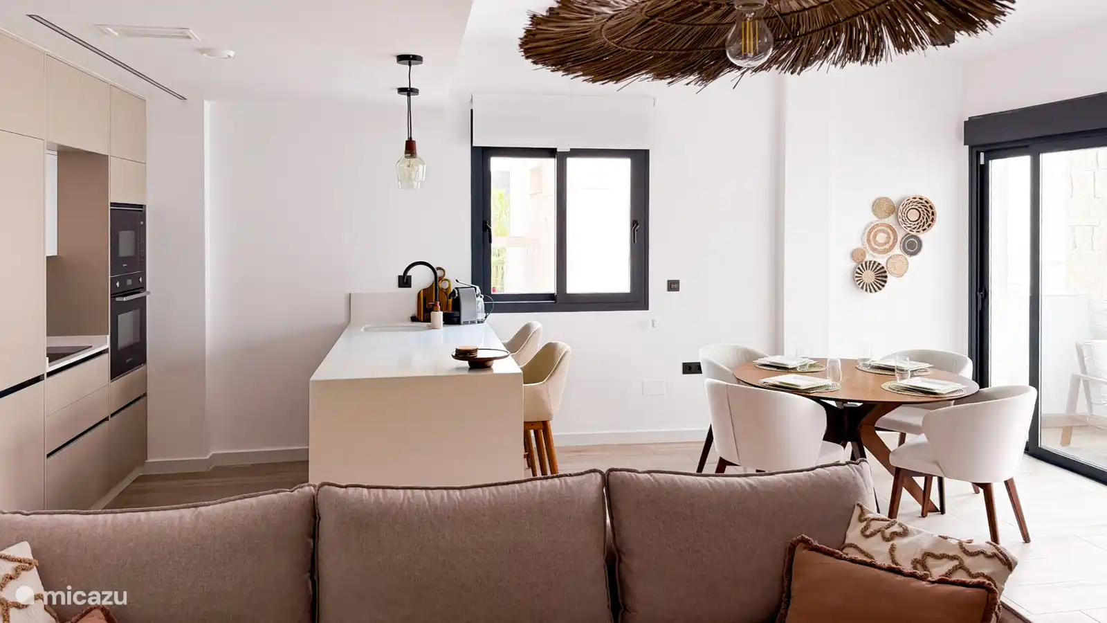 Salón conectado a la cocina
