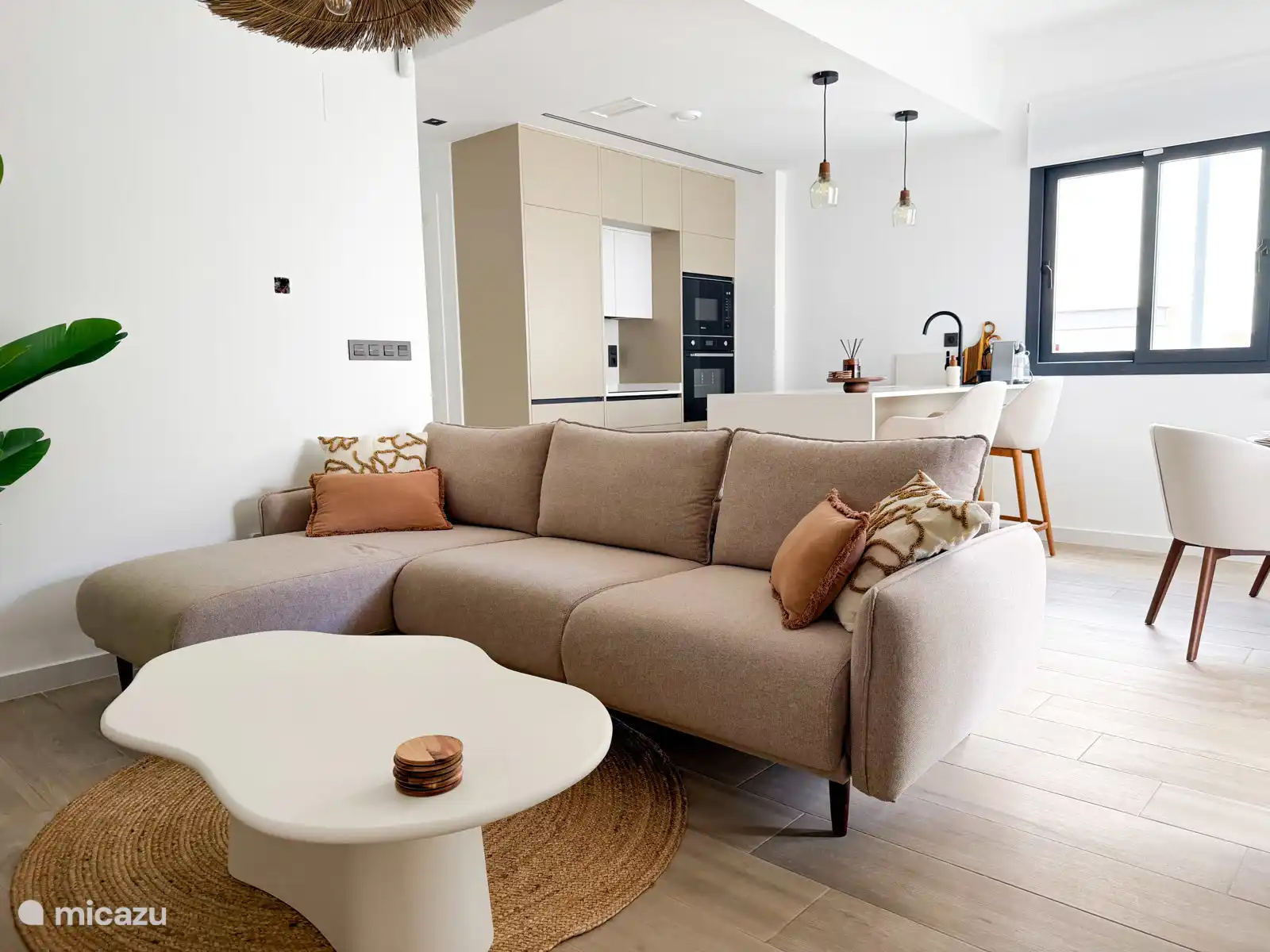 Salón y cocina de planta abierta