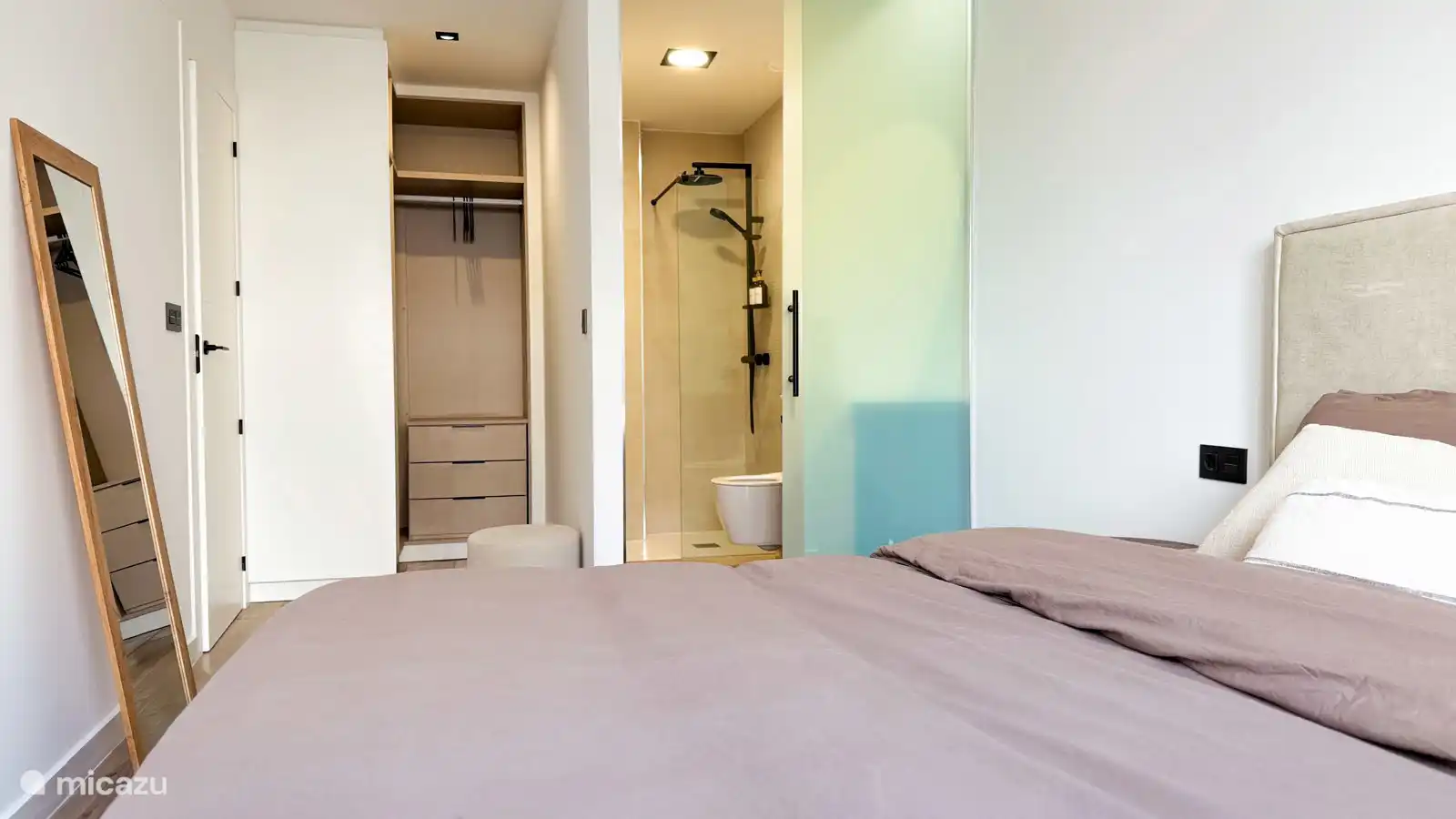Baño privado y vestidor del amplio dormitorio