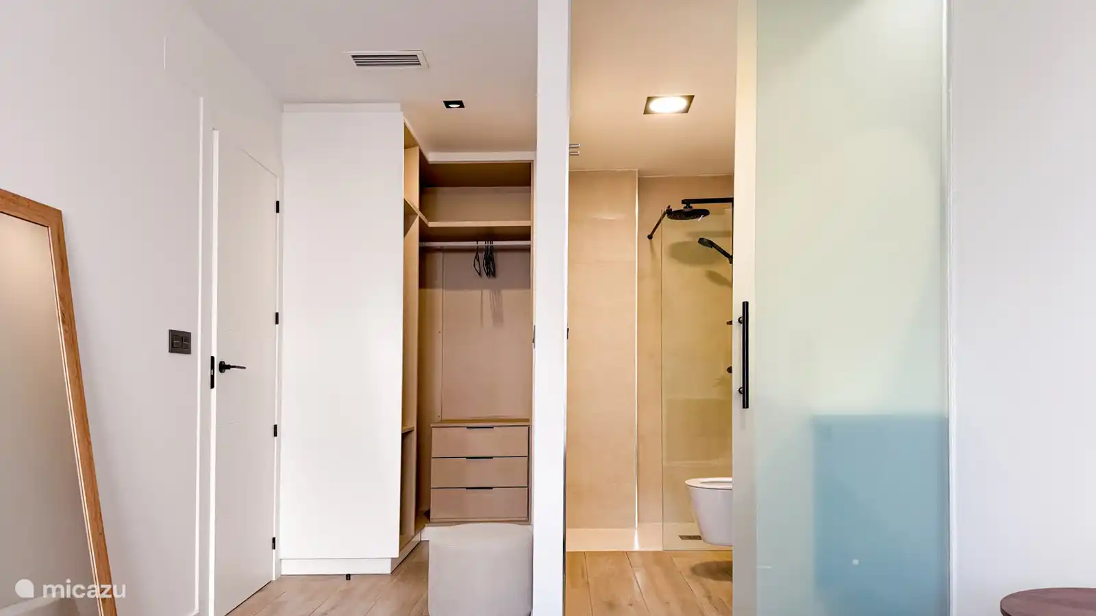 Baño de lujo con suite y vestidor