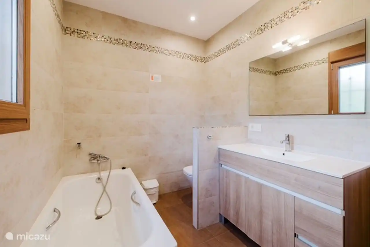 Baño en suite hasta dormitorio 1