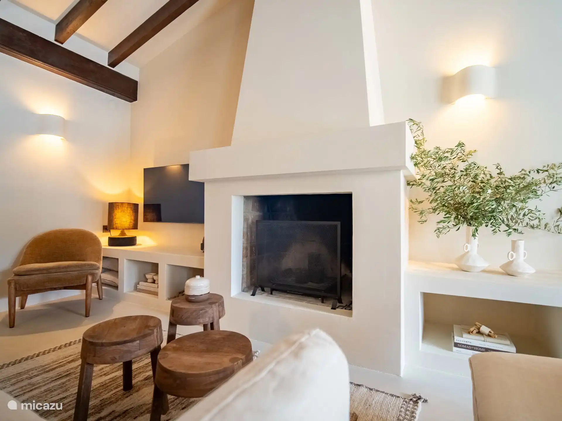 The James - Salón con chimenea, televisión y acogedor zona de estar 