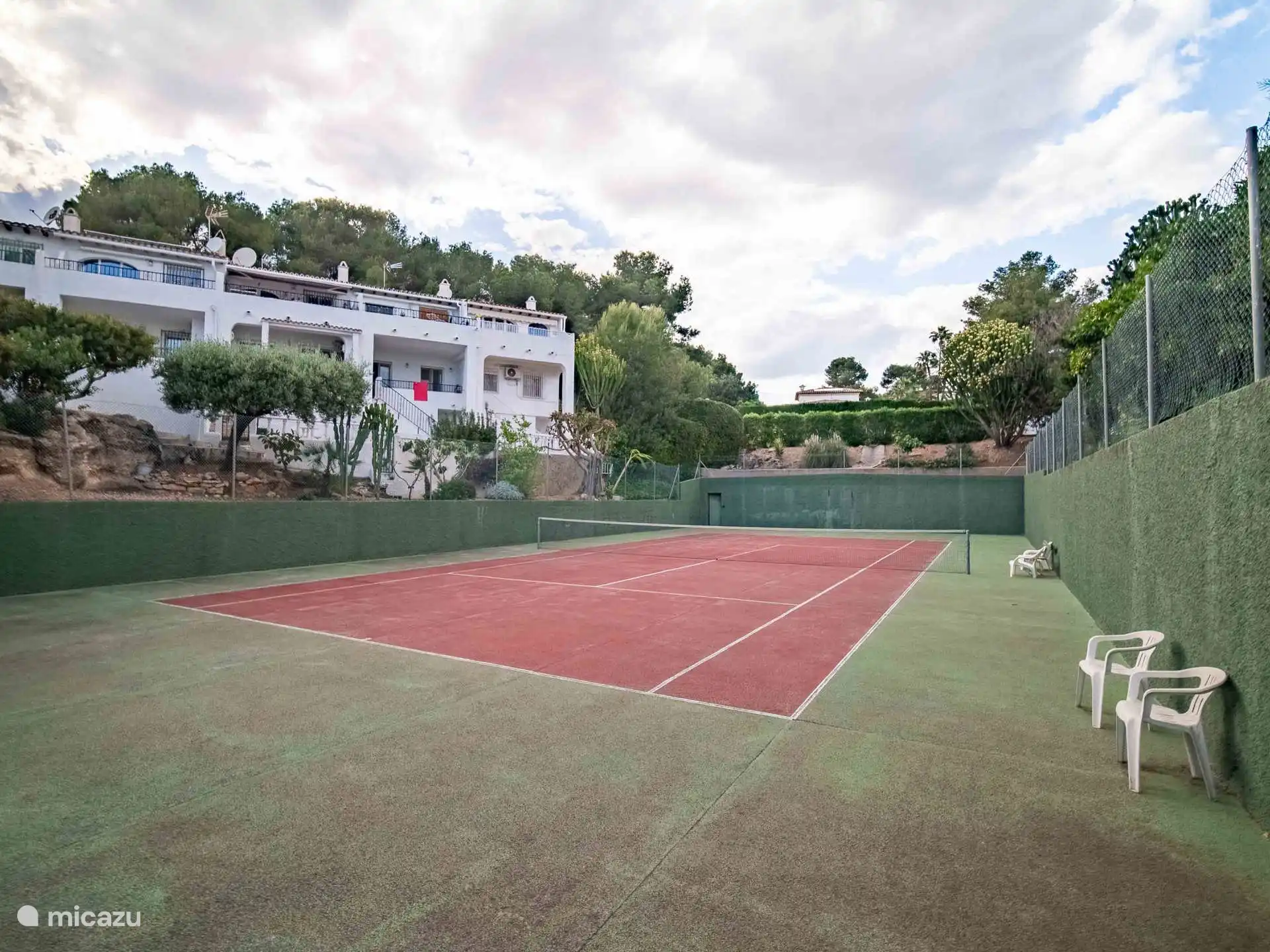 The James - Pista de tenis comunal