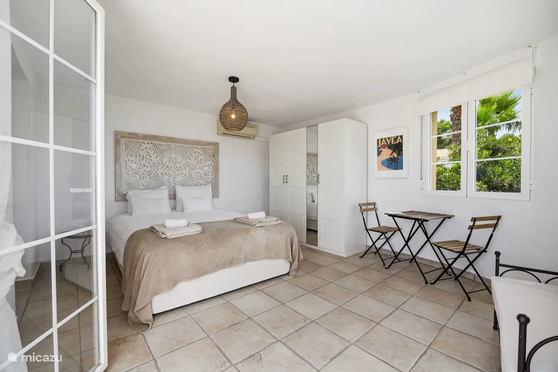 Appartement à l’étage avec la climatisation, armoire intégrée et un coin salon douillet près de la fenêtre. Belle vue calme et verte.