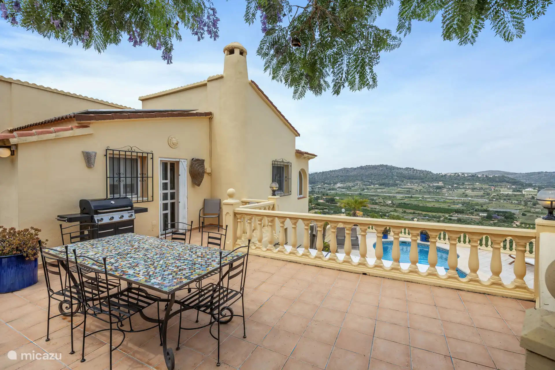 Terrasse avec barbecue au gaz, grande table à manger et large vue sur la vallée. Dîner dehors avec cette vue — une fête tous les soirs.
