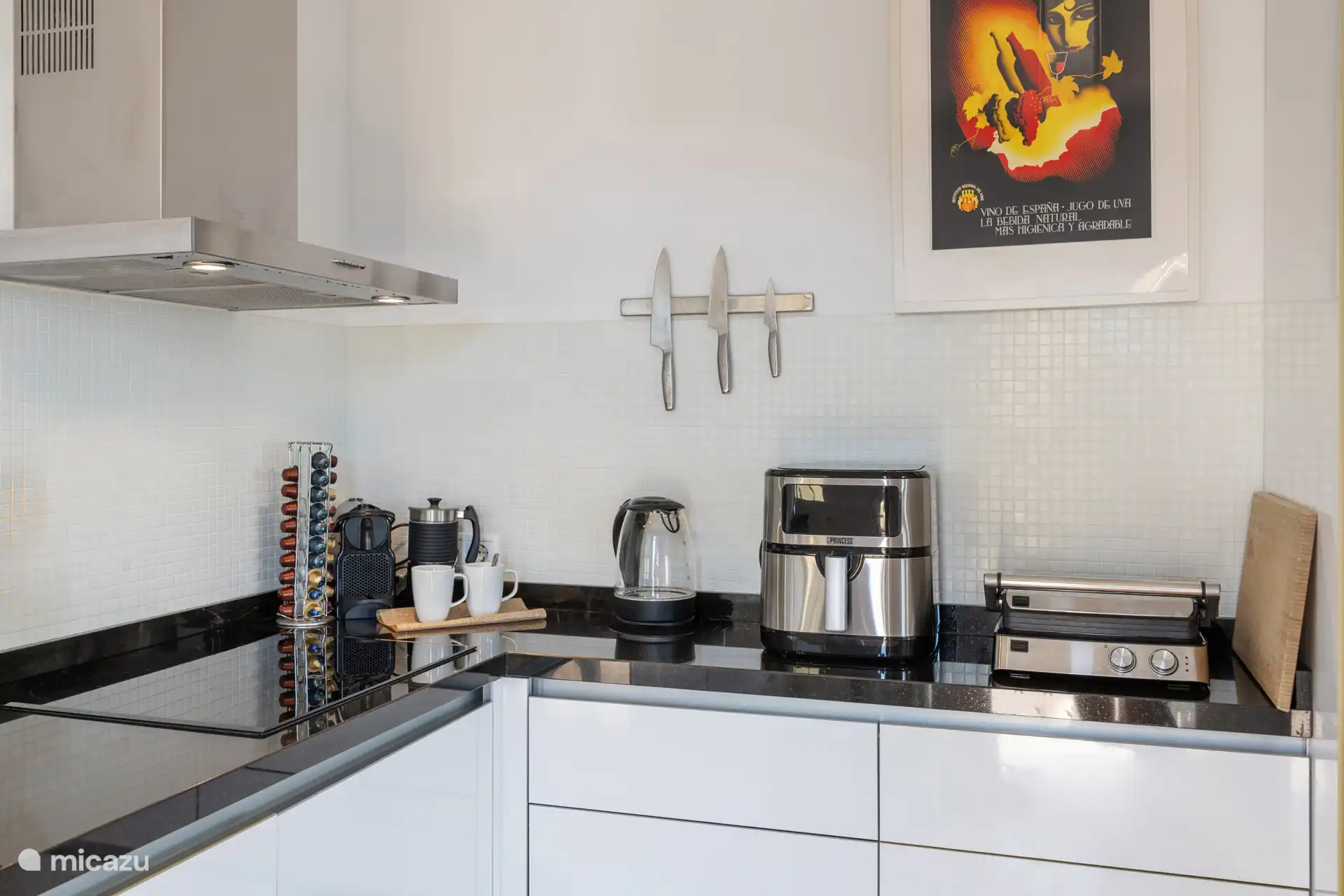 Cuisine à l’étage — entièrement équipée d’une plaque à induction, d’un Nespresso, d’une friteuse à air et de tous les petits appareils dont vous avez besoin.