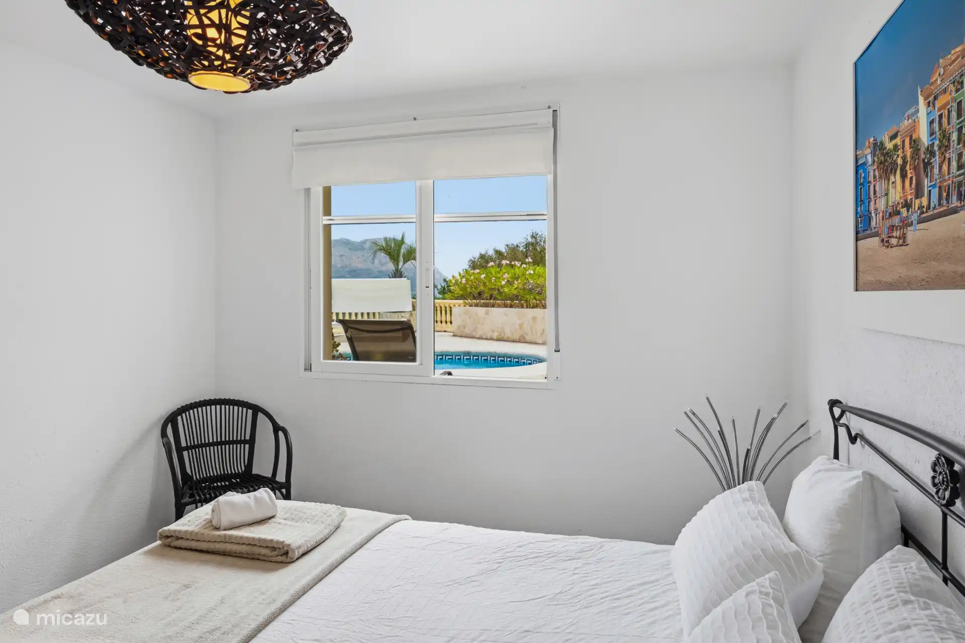Chambre à coucher, appartement au rez-de-chaussée avec vue sur la piscine. Calme et blanc — lève-toi et va dans l’eau.