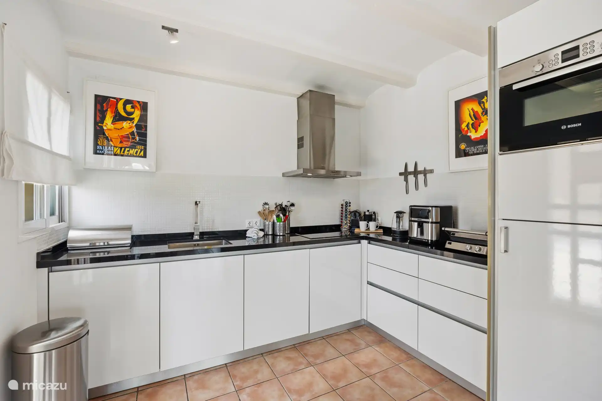 Cuisine entièrement équipée de l’appartement à l’étage avec appareils intégrés, plans de travail spacieux et tout le confort de la maison.