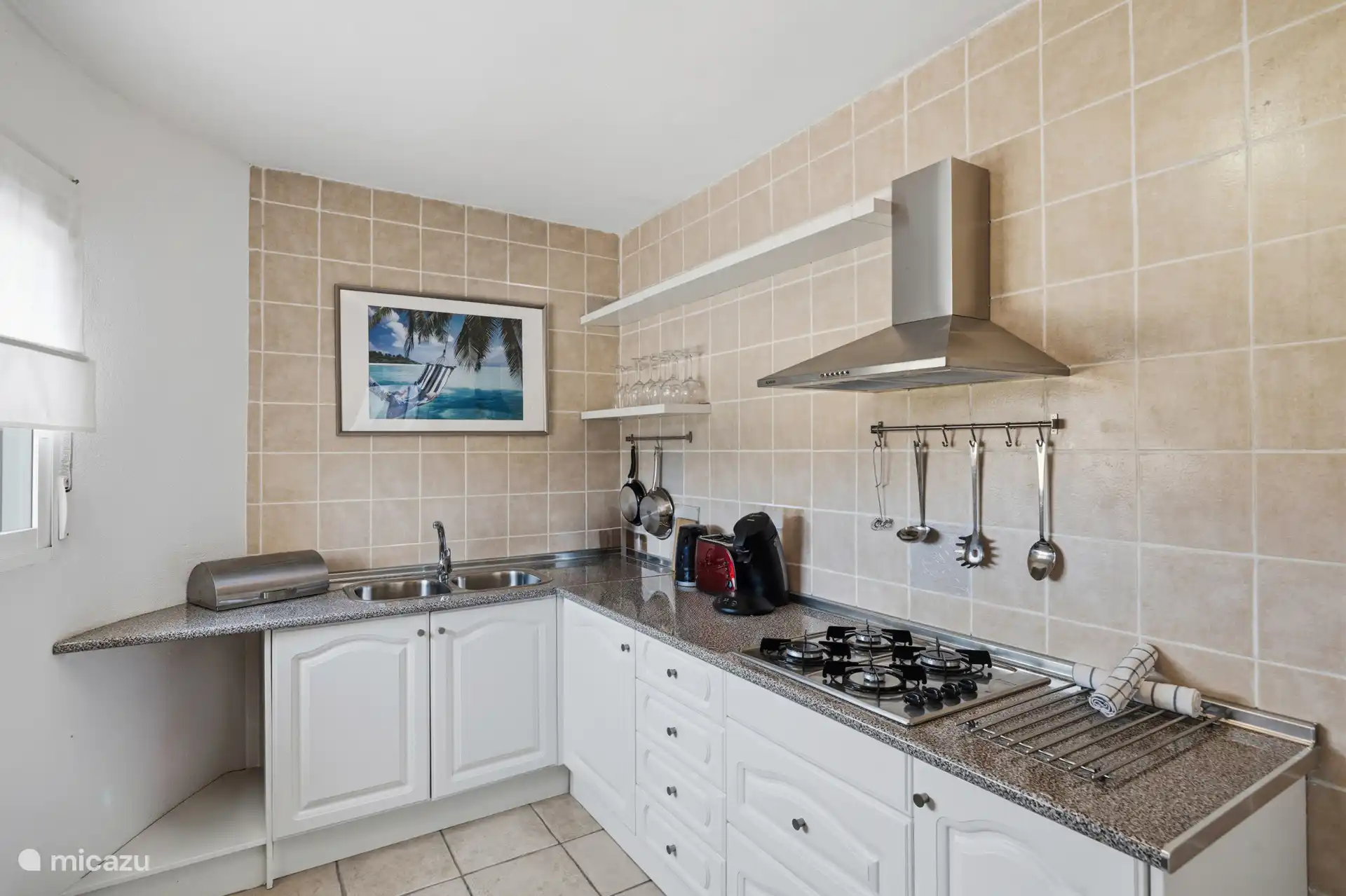 Cuisine appartement au rez-de-chaussée avec une cuisinière à gaz, de grands plans de travail et tout ce dont vous avez besoin. Cuisiner comme il se doit en vacances.