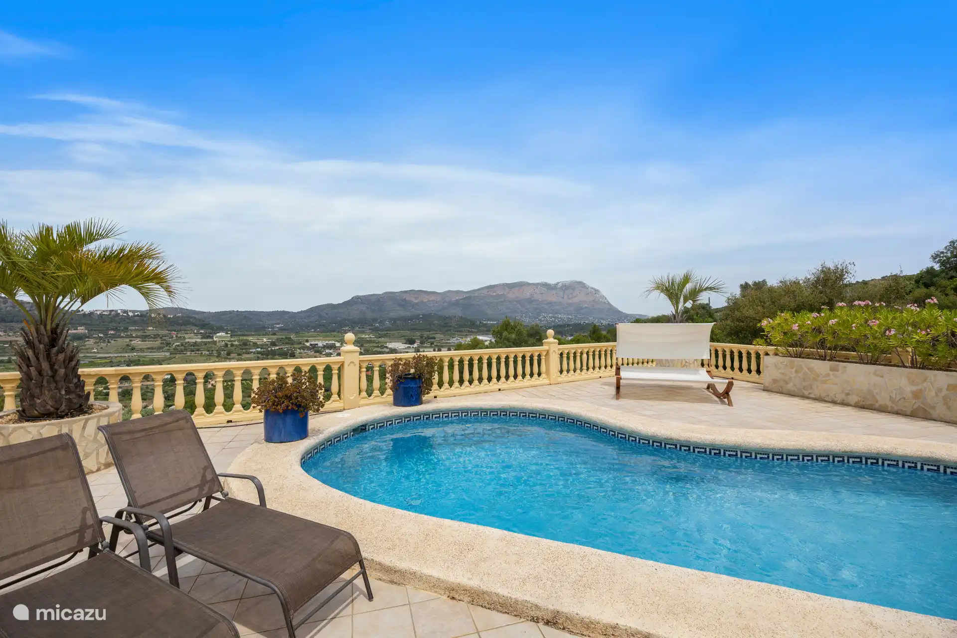 Piscine privée avec transats et vue dégagée sur le Montgó. Eau bleue, ciel bleu — c’est là que vous voulez passer la journée.