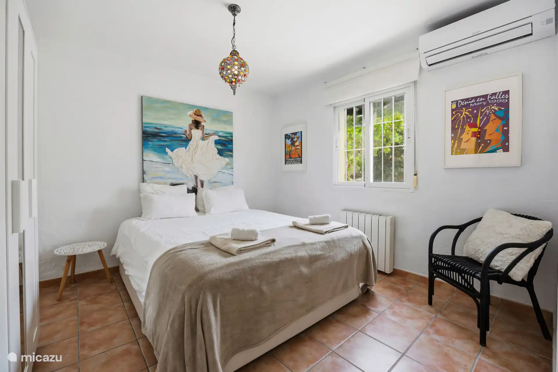 Deuxième chambre à l’étage, appartement avec climatisation, œuvres colorées et son propre caractère. Atmosphérique et confortable.