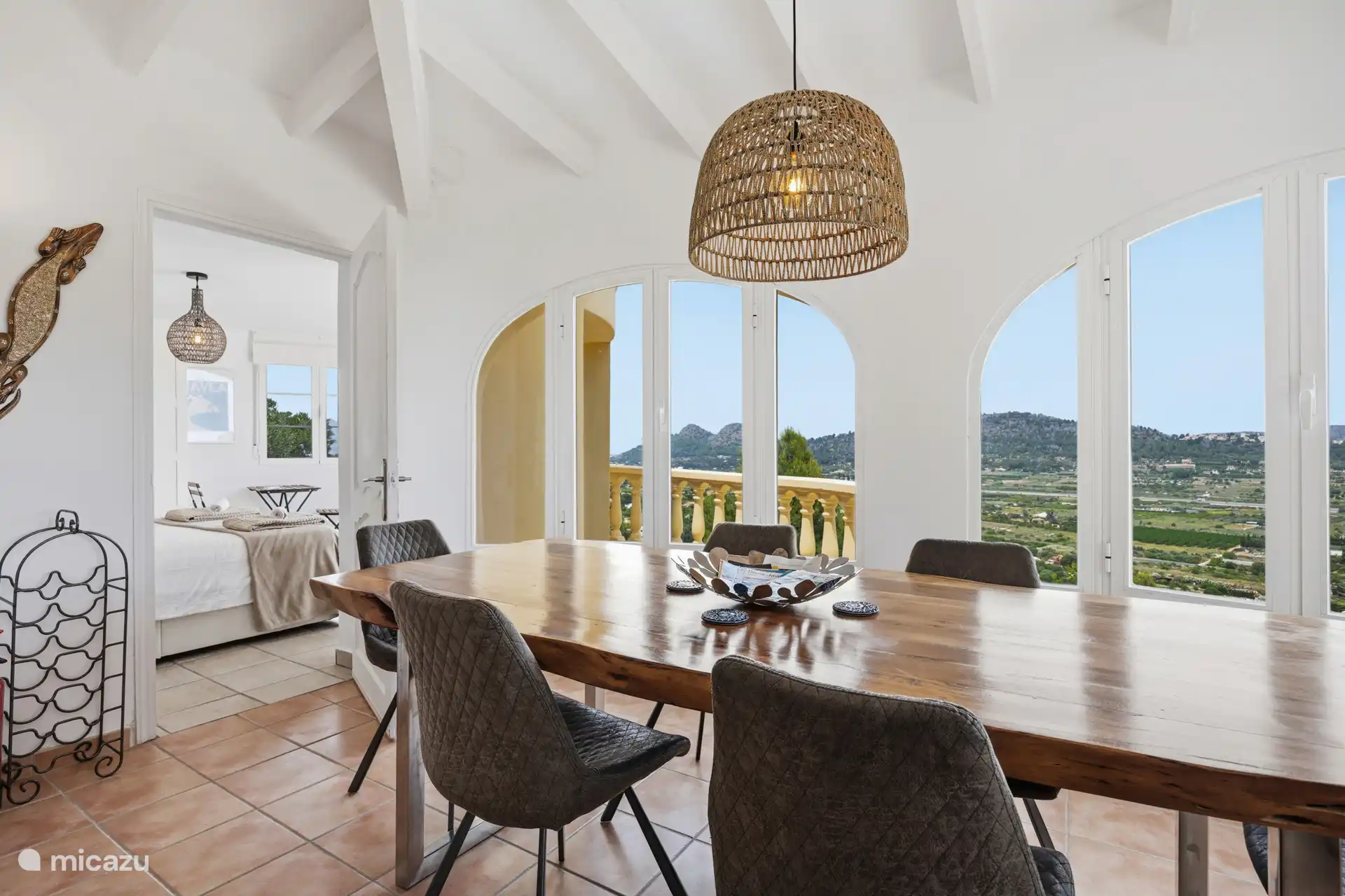Salle à manger à l’étage, appartement avec vue sur la chambre et fenêtres voûtées sur le Montgó. Espace, lumière et vues en un seul.