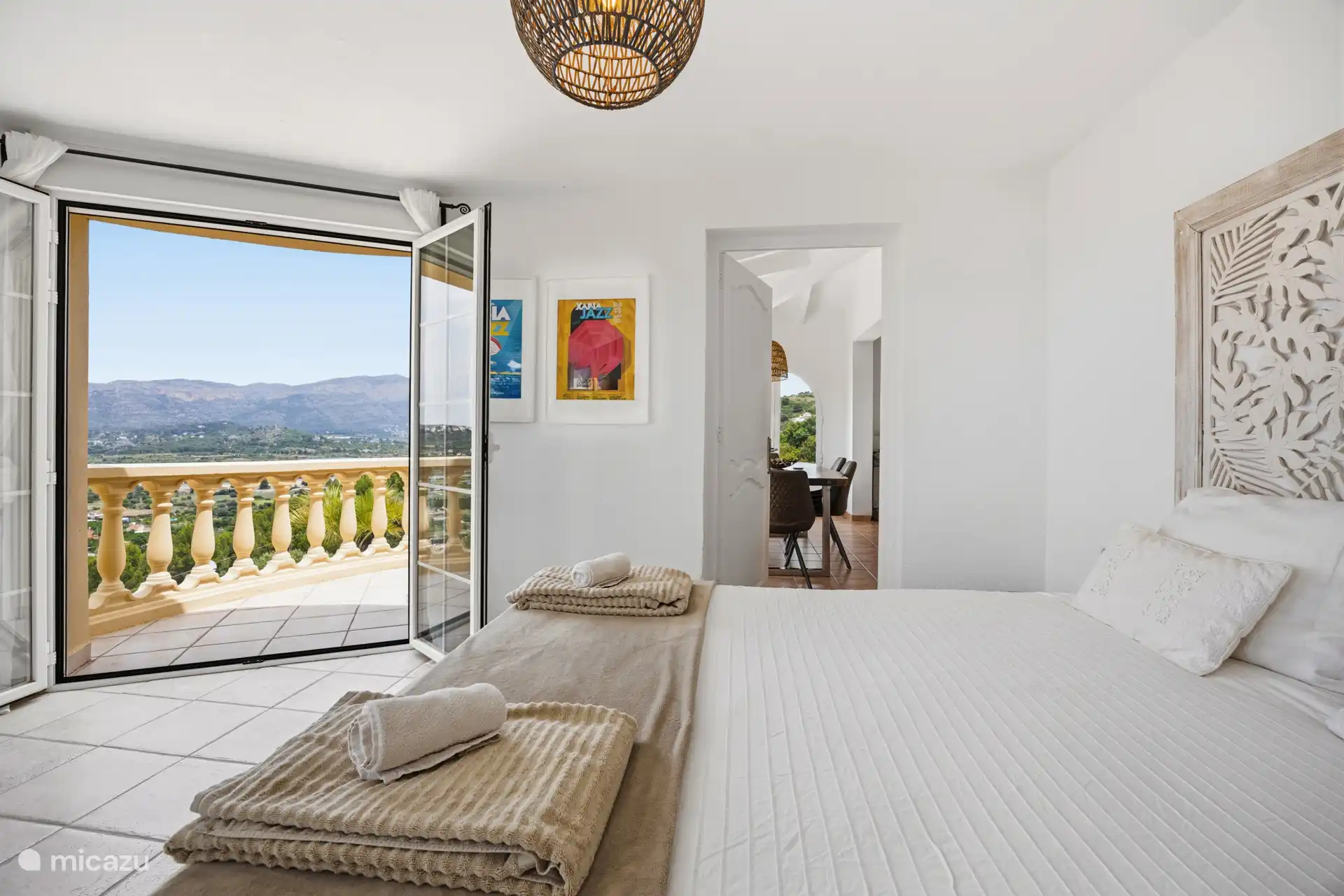 Appartement à chambre à l’étage avec accès direct à la terrasse et vue sur le Montgó. Se réveiller avec cette vue — quel début de journée.
