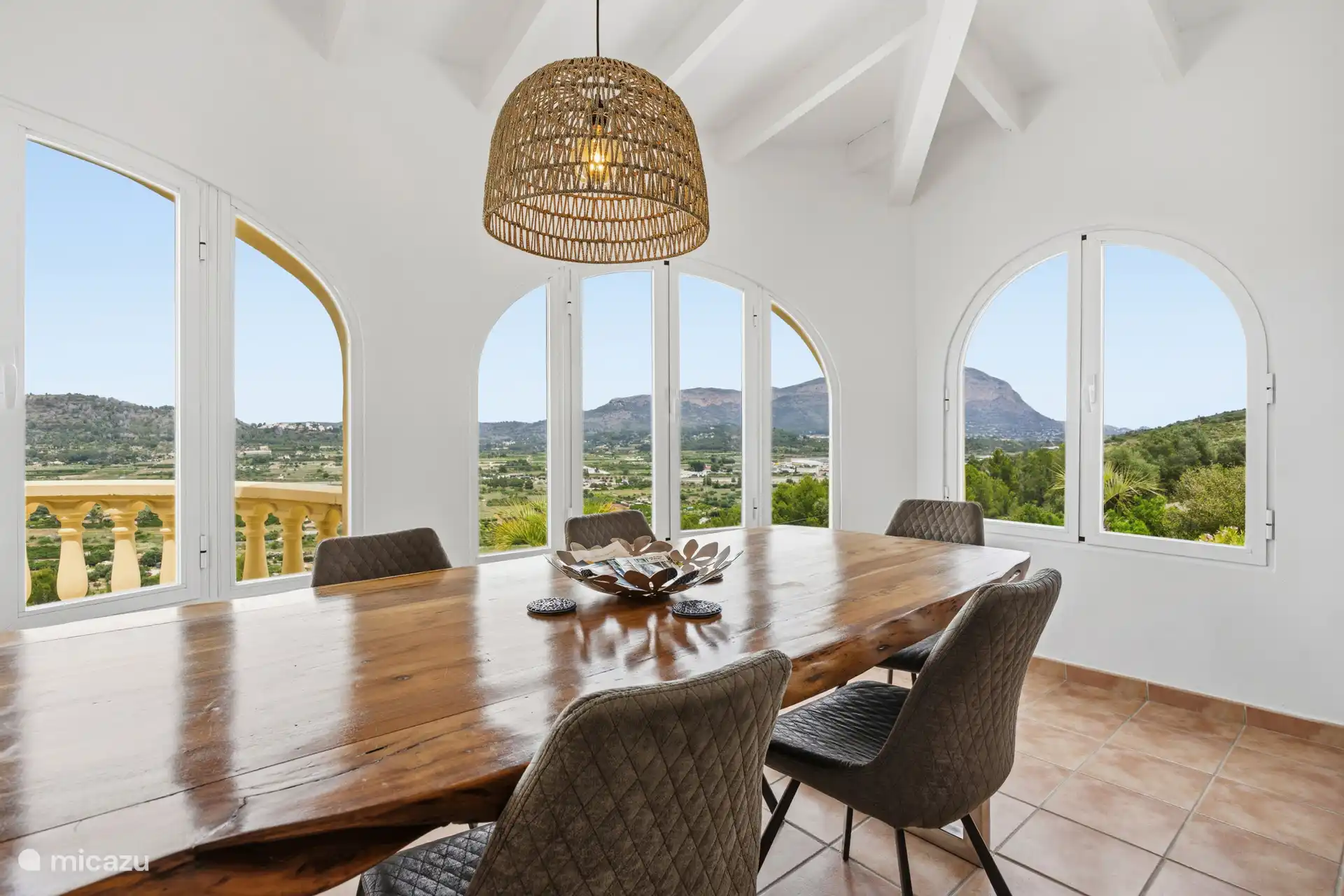 Salle à manger spectaculaire avec cinq fenêtres voûtées et vue panoramique sur le Montgó. Dîner avec cette vue — spécial chaque soir.