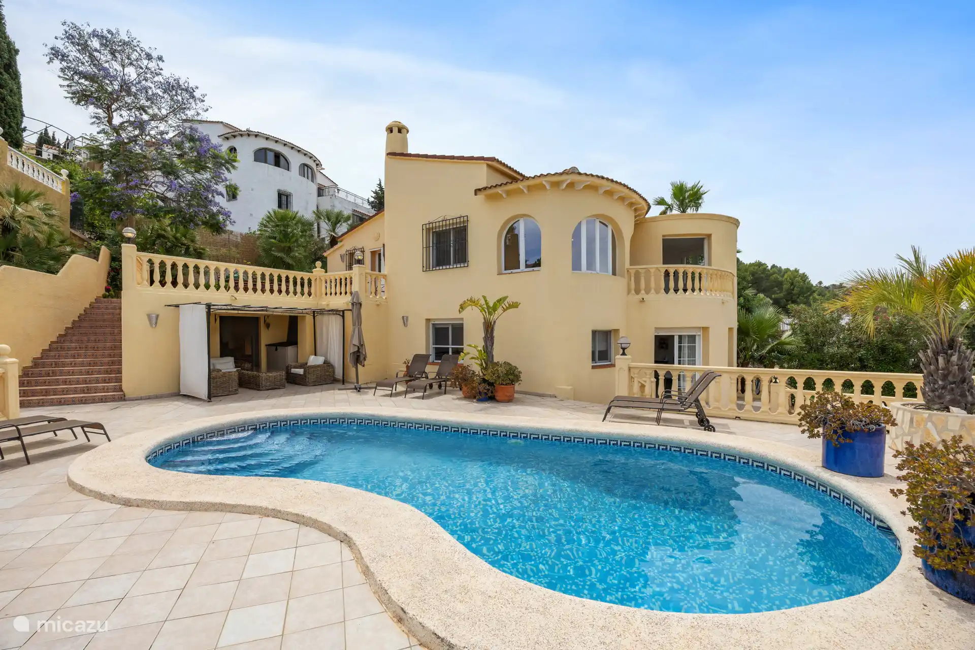 Casa Oliva de son côté le plus beau — la piscine, les terrasses et les deux unités d’hébergement d’un coup d’œil. Vous êtes à la maison pour une semaine.