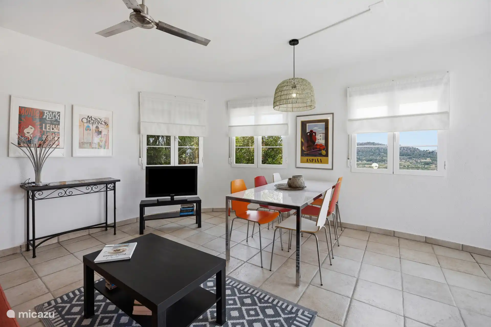 Appartement au rez-de-chaussée — salon à aire ouverte avec salle à manger, placard TV et fenêtres avec vue sur le vert. Entrée lumineuse, spacieuse et privée