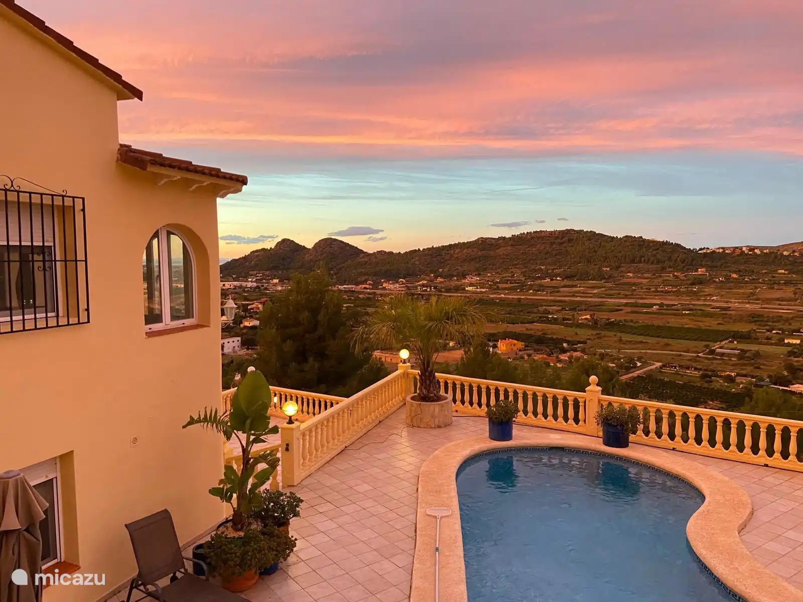 Sunset at Villa Oliva: from the terrace and pool you look out over the entire valley – a spectacle every evening.