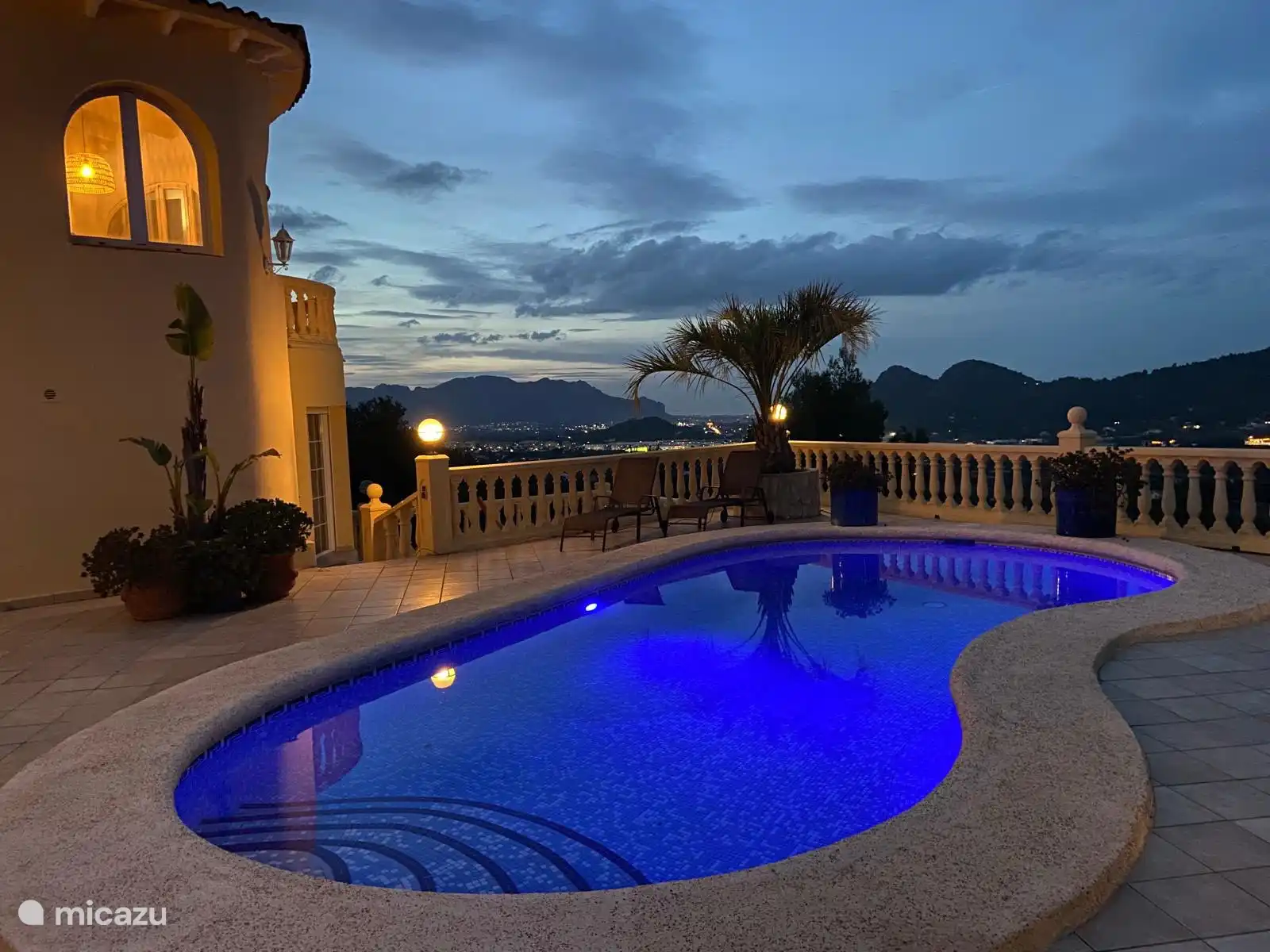 Also enjoy the evening: the attractively lit swimming pool invites you to take a refreshing evening dip