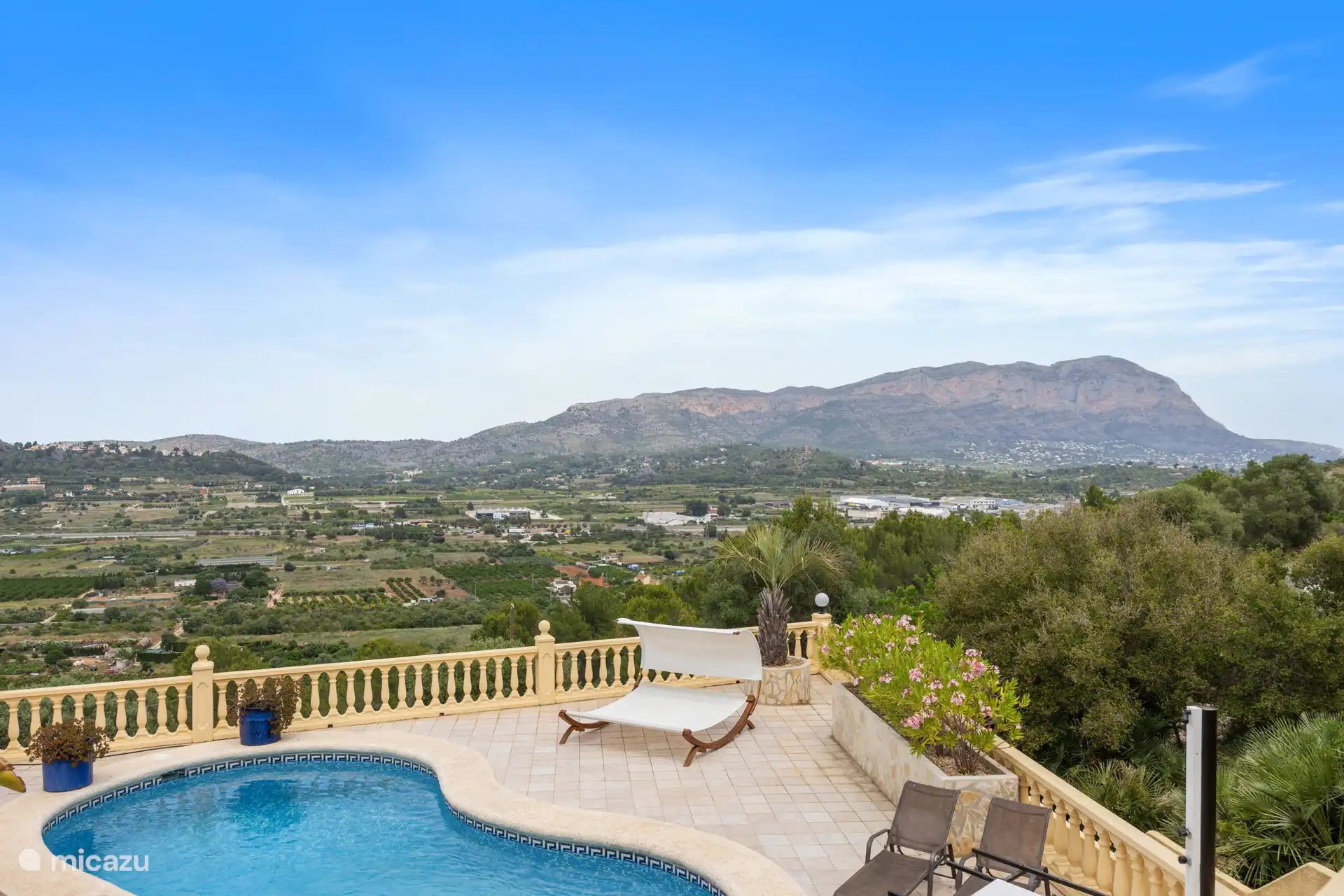 Terrasse de piscine avec transat et vue panoramique complète sur le Montgó. C’est là que vous commencez la matinée et terminez la soirée.