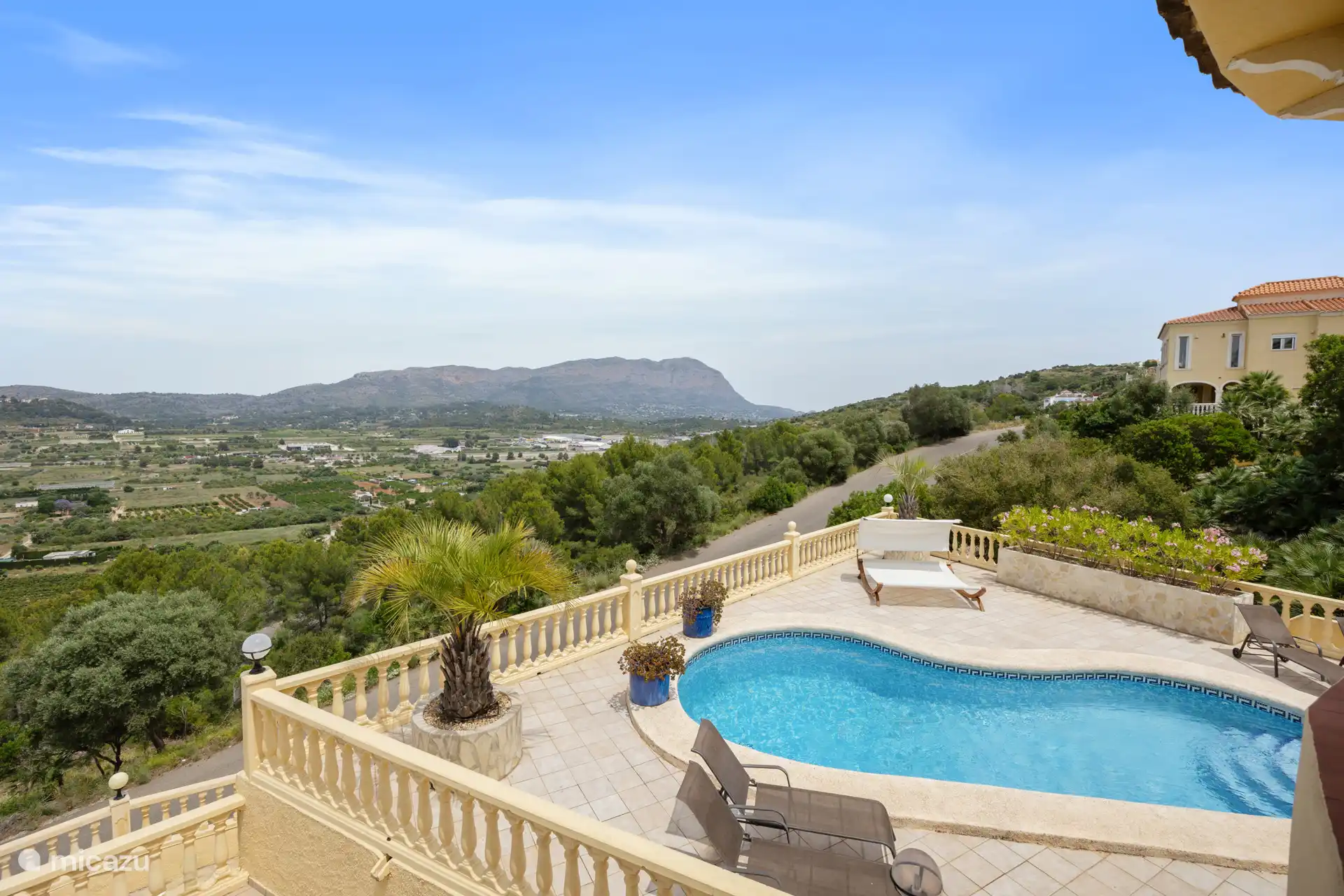 Piscine privée avec vue sur le Montgó et la vallée. Des transits, un palmier et beaucoup d’espace — votre terrasse, votre paradis.