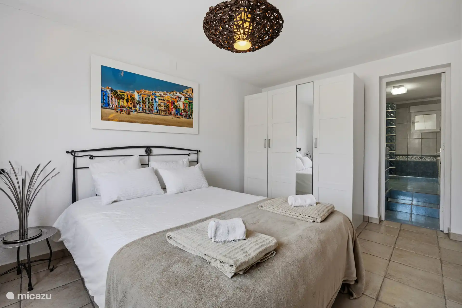 Appartement du rez-de-chaussée de la deuxième chambre avec armoire encastrée et salle de bain privée avec salle de bain attenante. Peinture colorée, atmosphère calme.