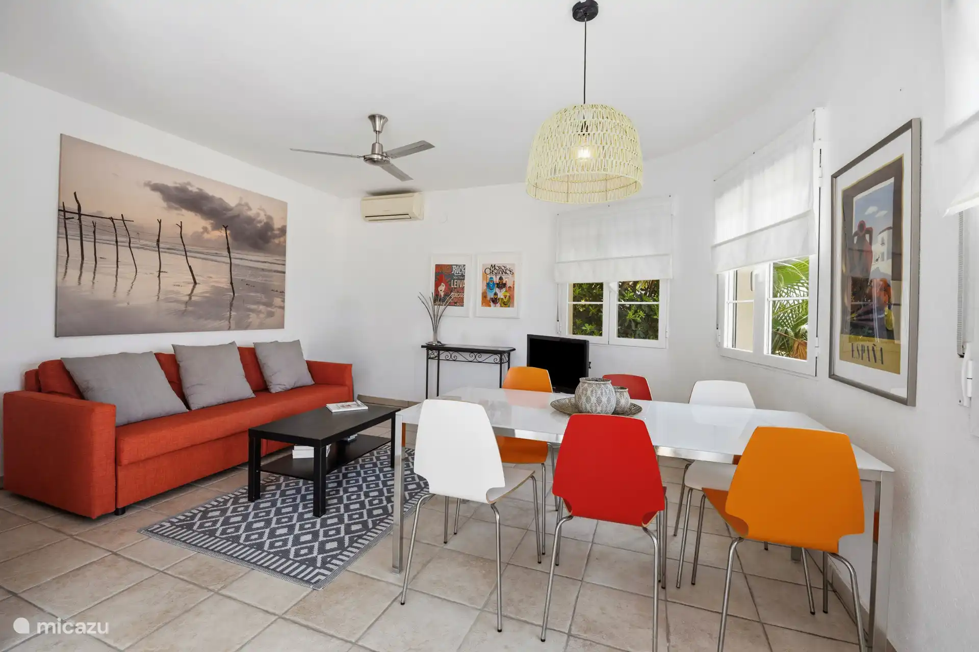 Salon appartement au rez-de-chaussée avec une décoration colorée, climatisation et salle à manger privée. Joyeux, douillets et tout pour toi.