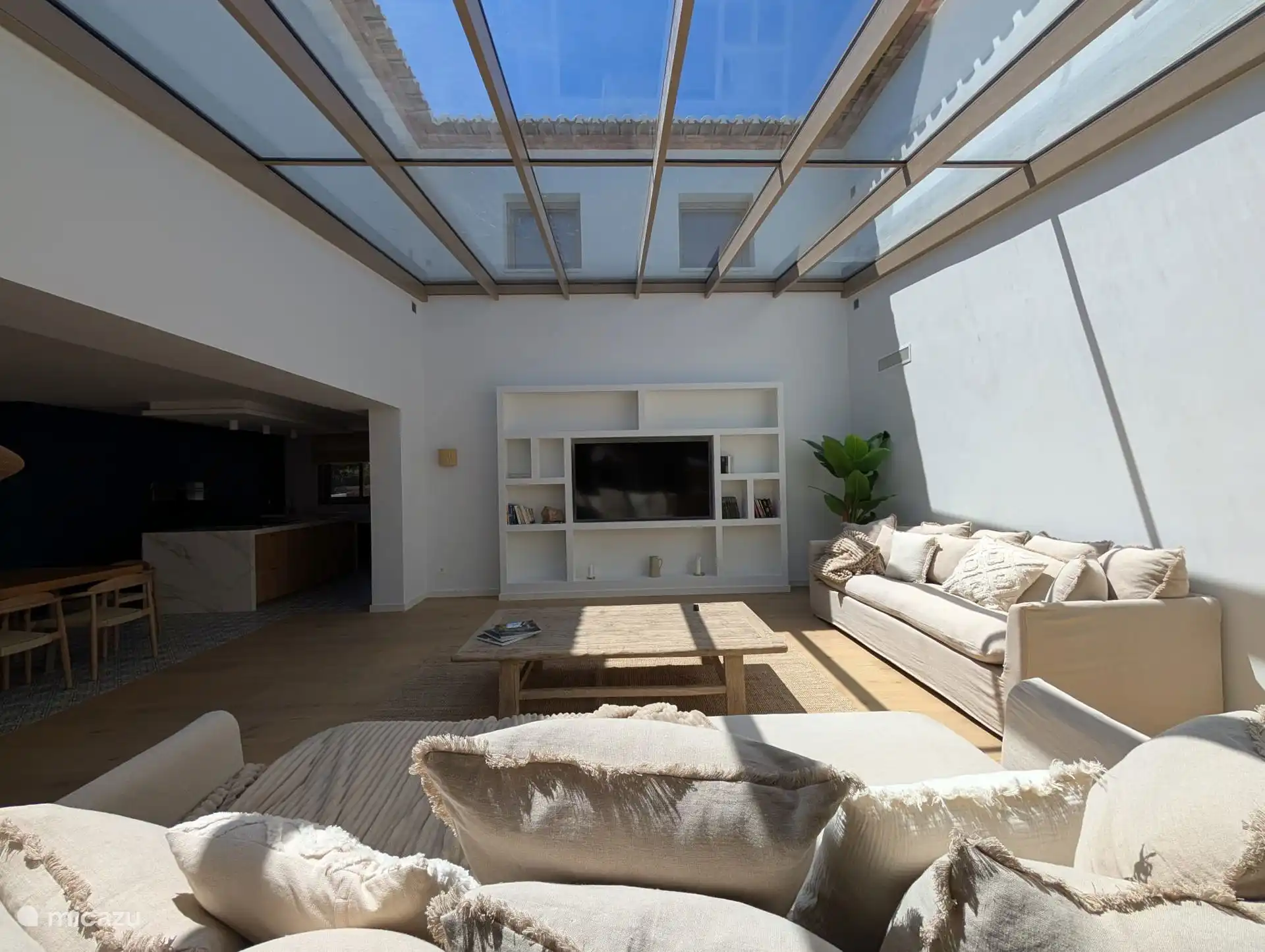 living met groot panoramisch dak met sunscreen