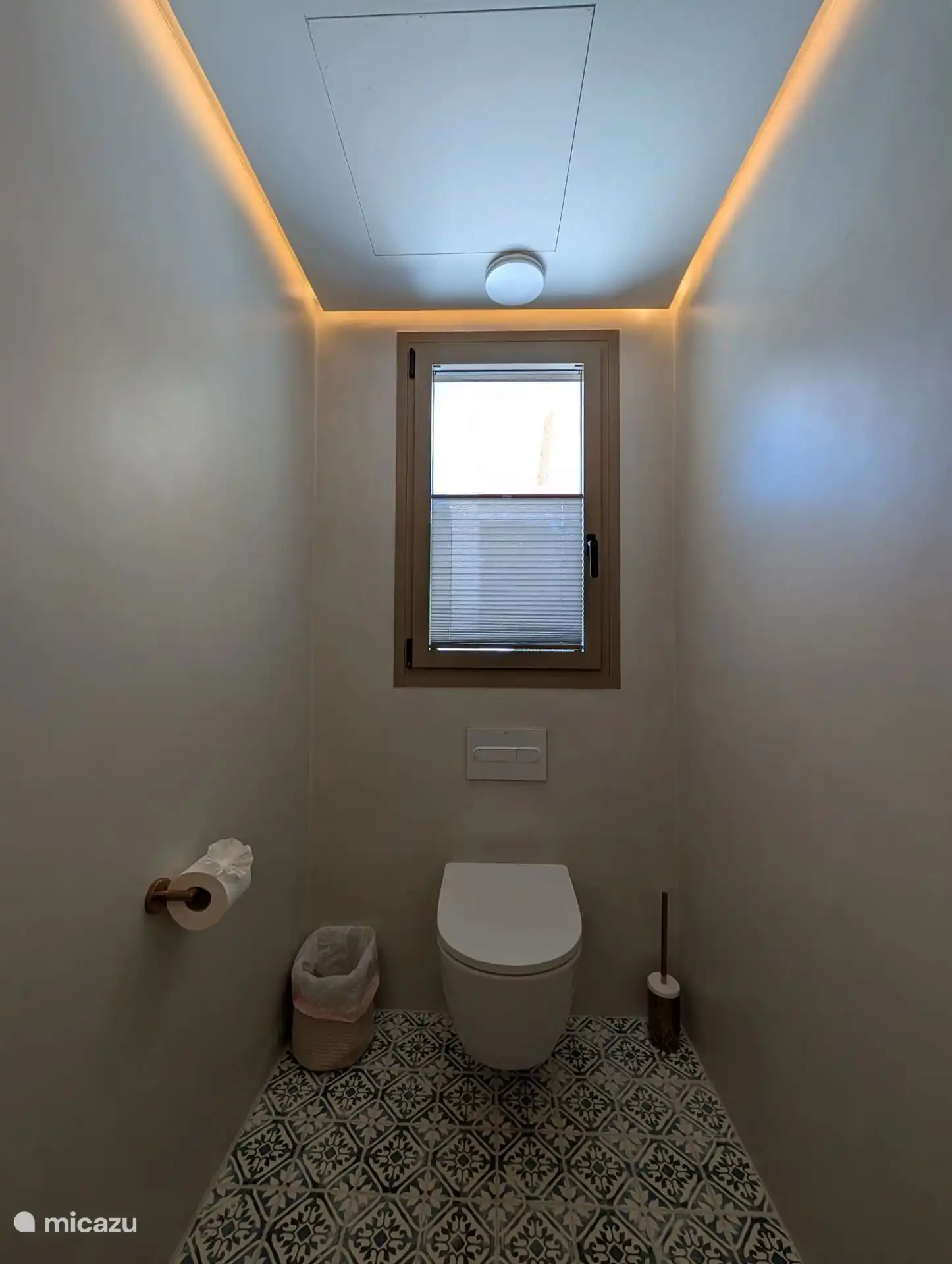 aparte toilet. Er bevindt zich ook nog een aparte toilet buiten het huis