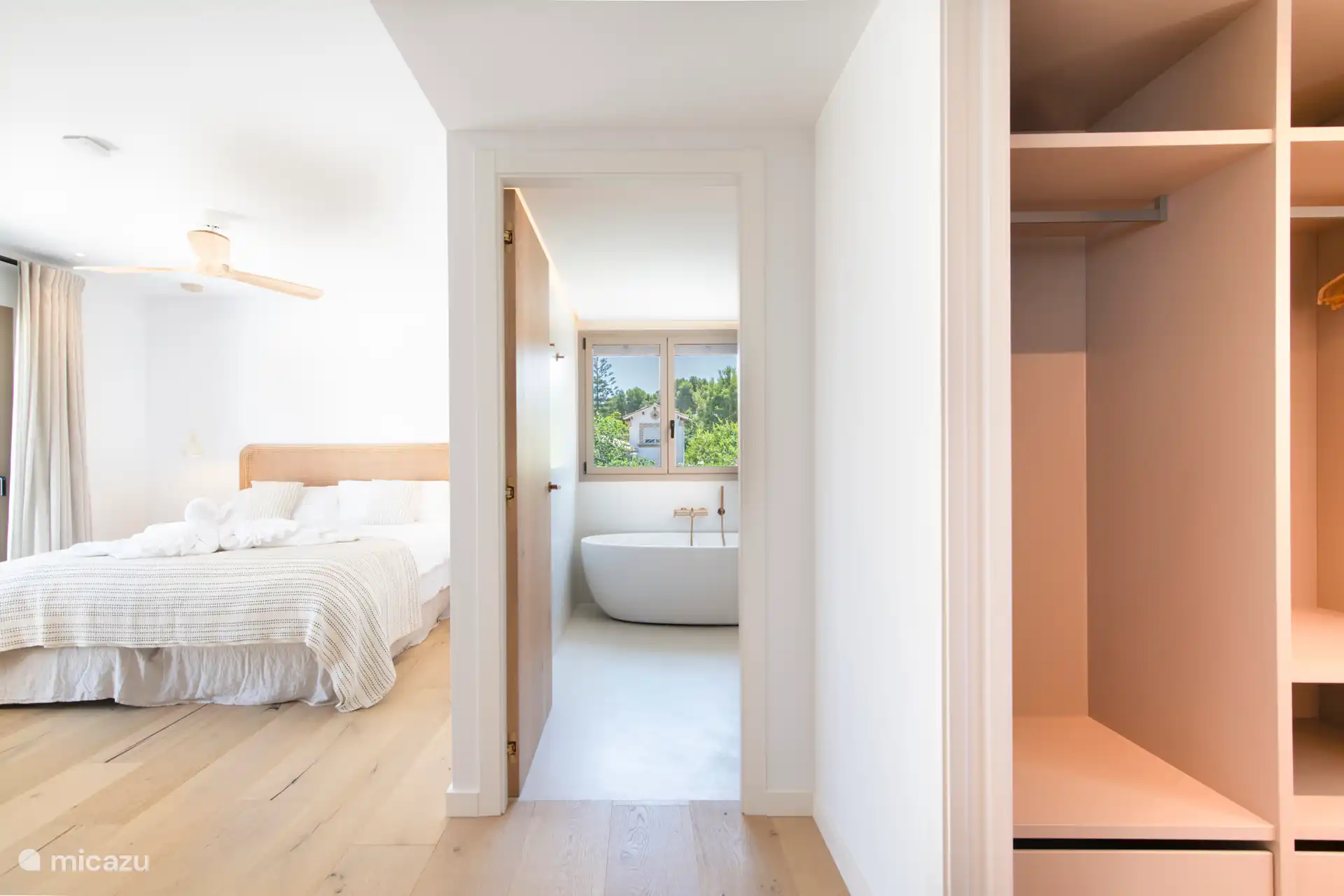 master bedroom met badkamer en-suite en inloopkast