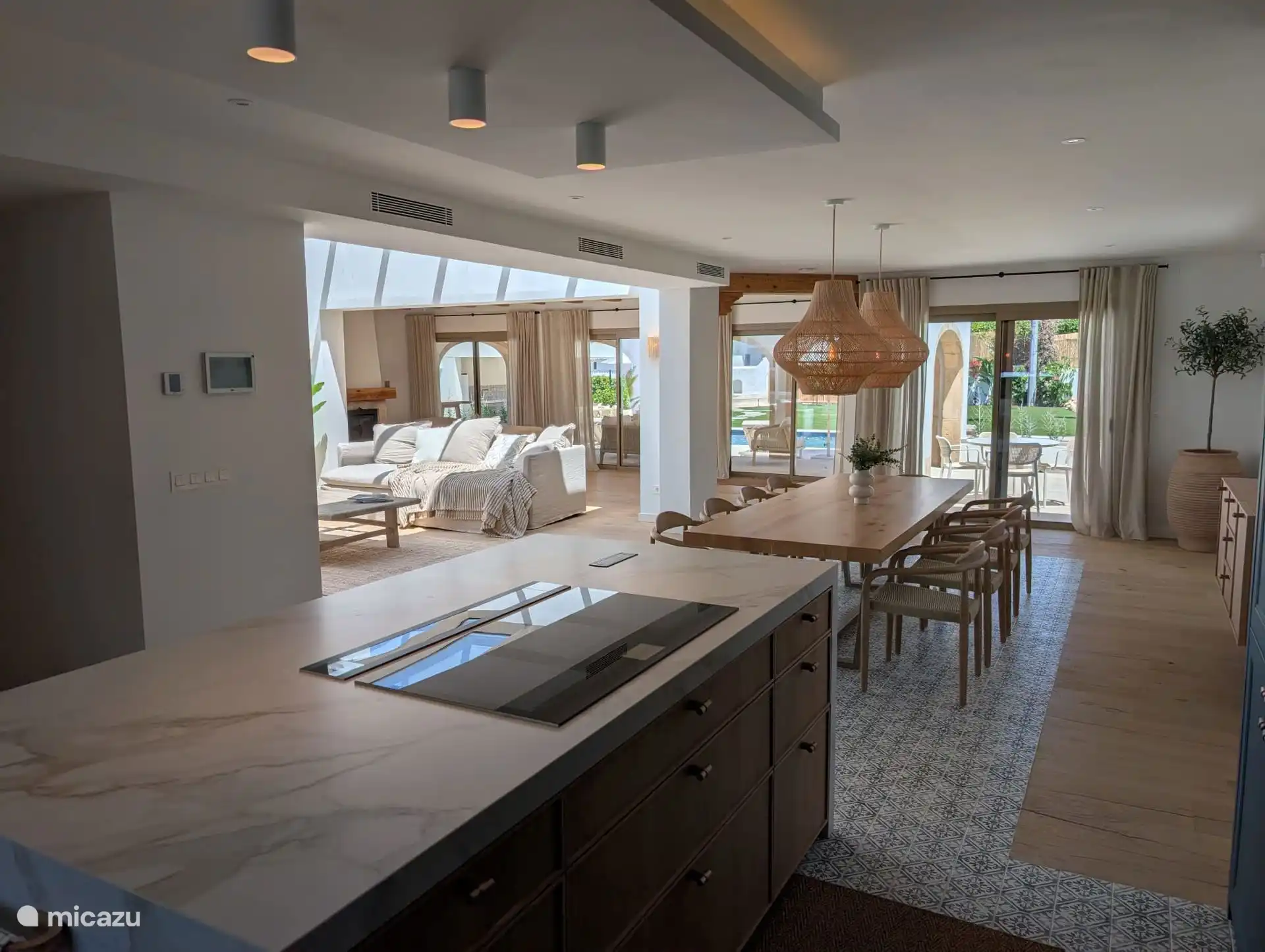 Keuken en woonkamer met uitzicht op het zwembad