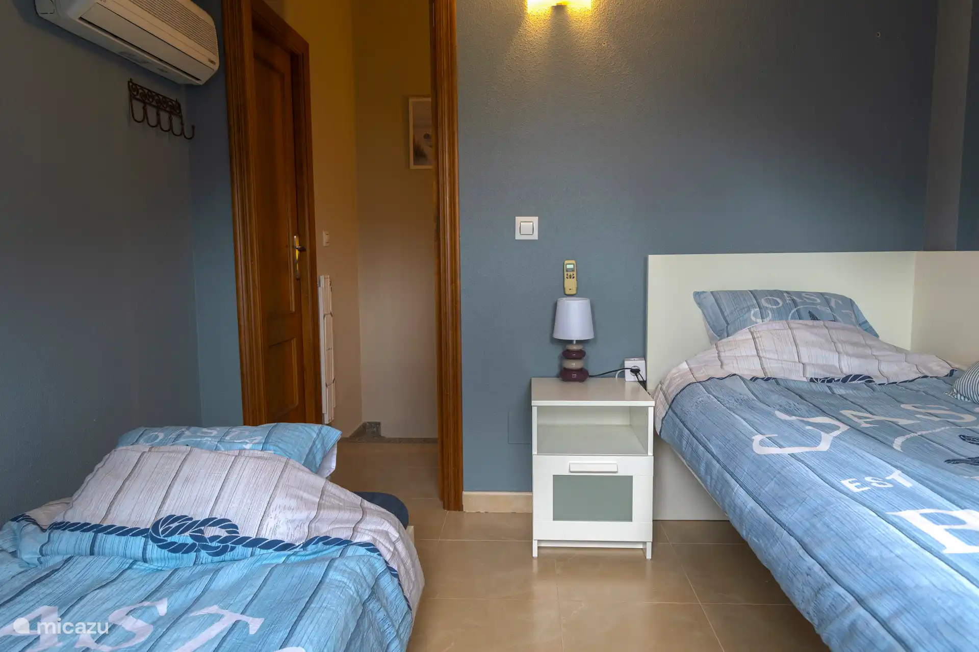 Upstairs bedroom with 2 single beds