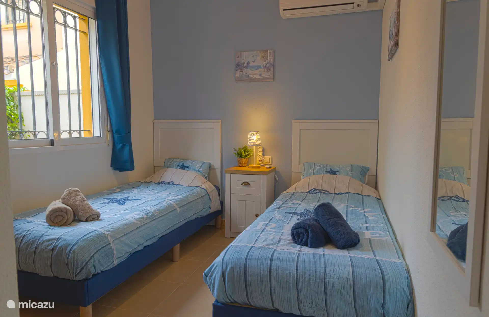 Downstairs bedroom with 2 single beds