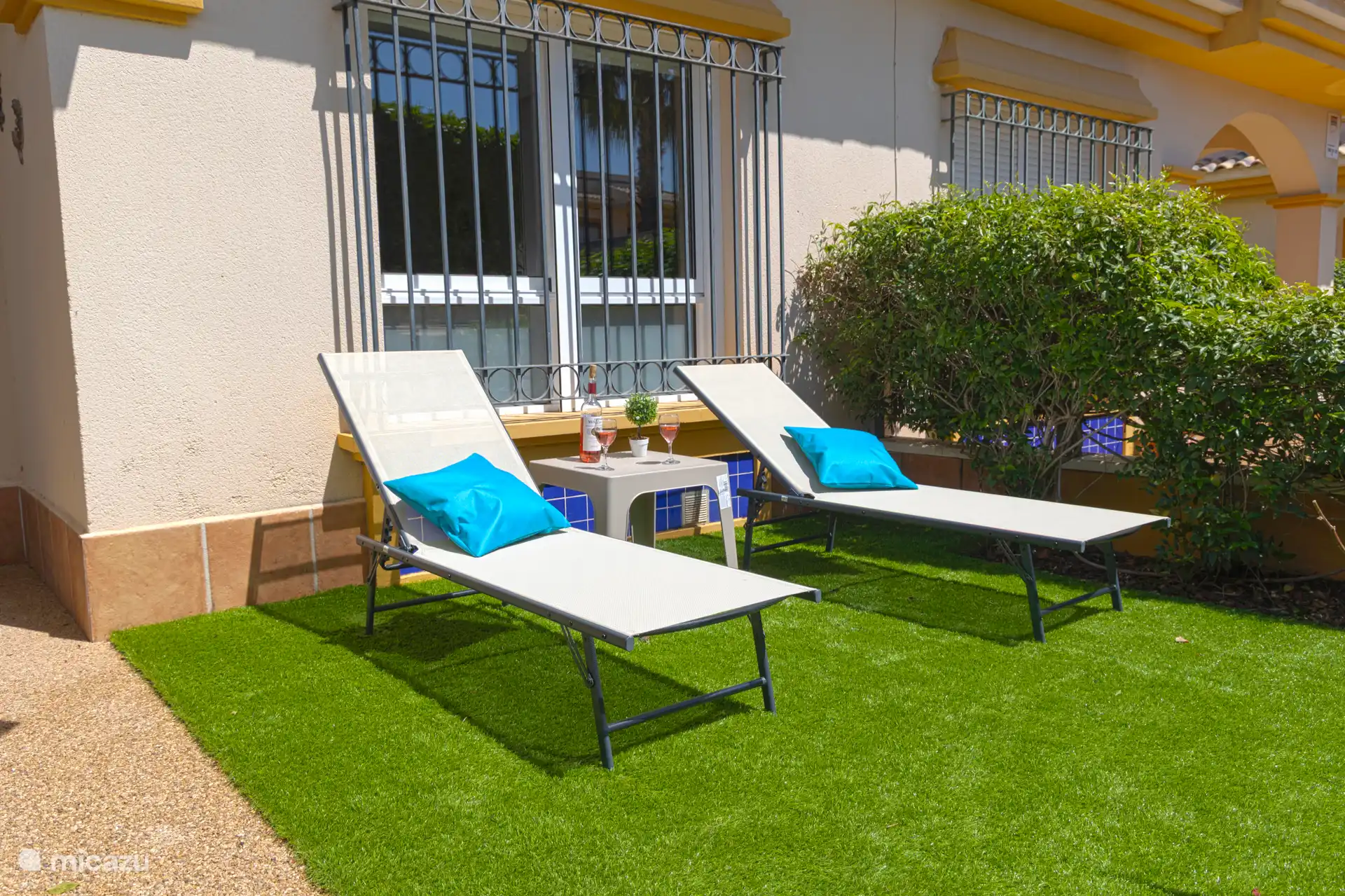 Garden with 2 sunbeds