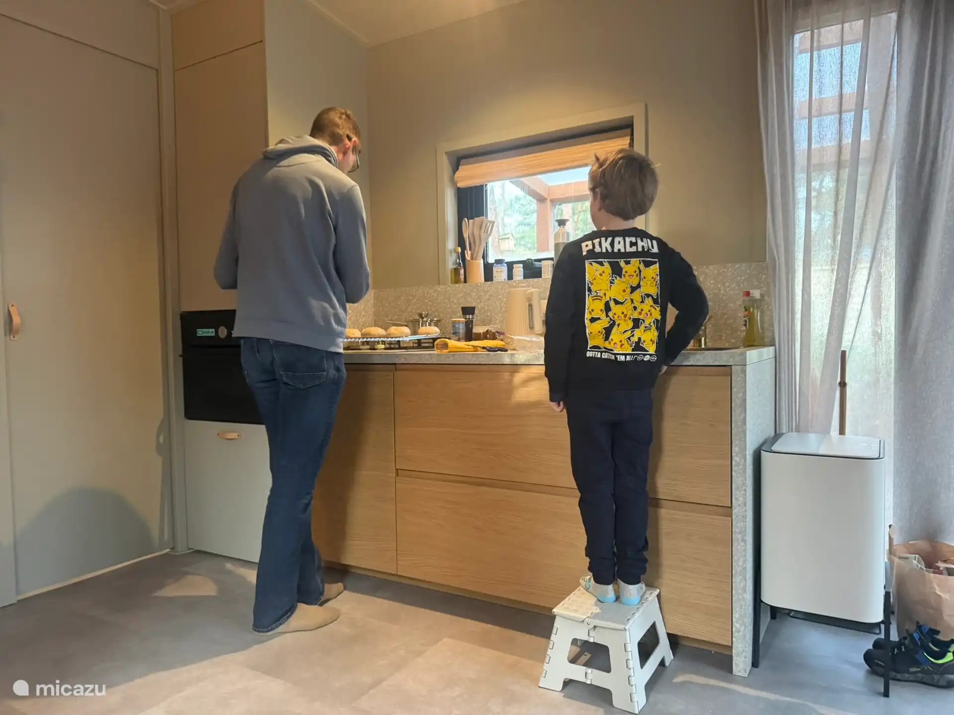 Keuken met tweepitsgasstel, koelkast met vriesvak, combimagnetronoven, waterkoker en nespressokoffieautomaat