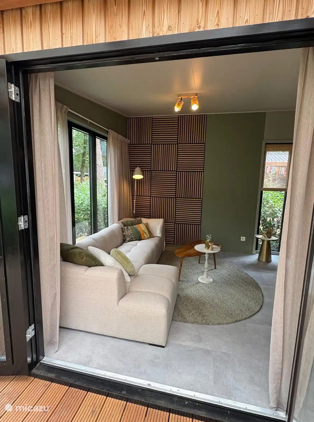 Loungebank met openslaande deuren