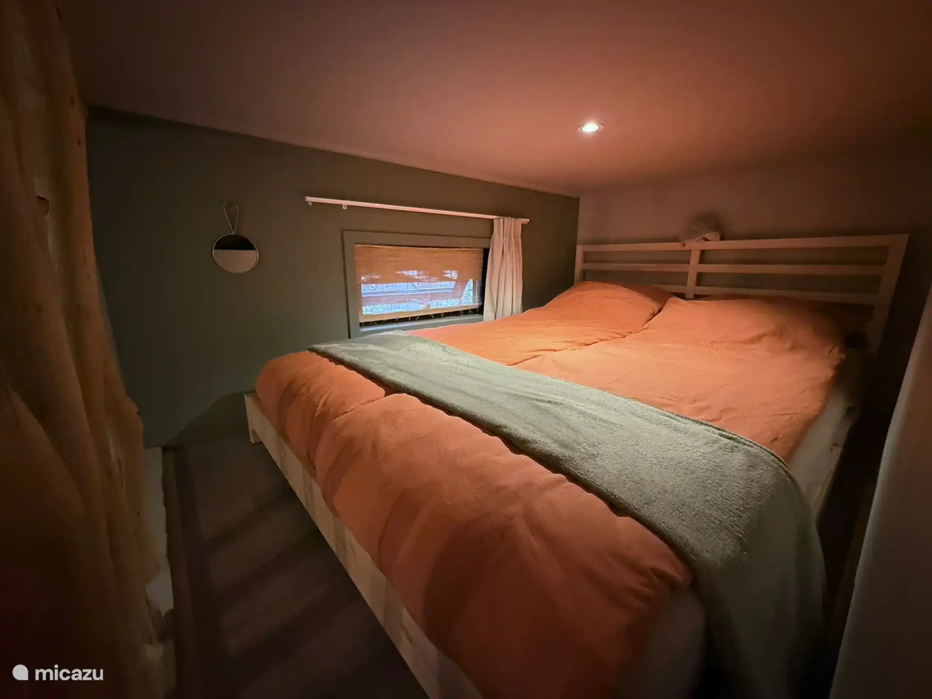 Tweepersoonsslaapkamer op de vide