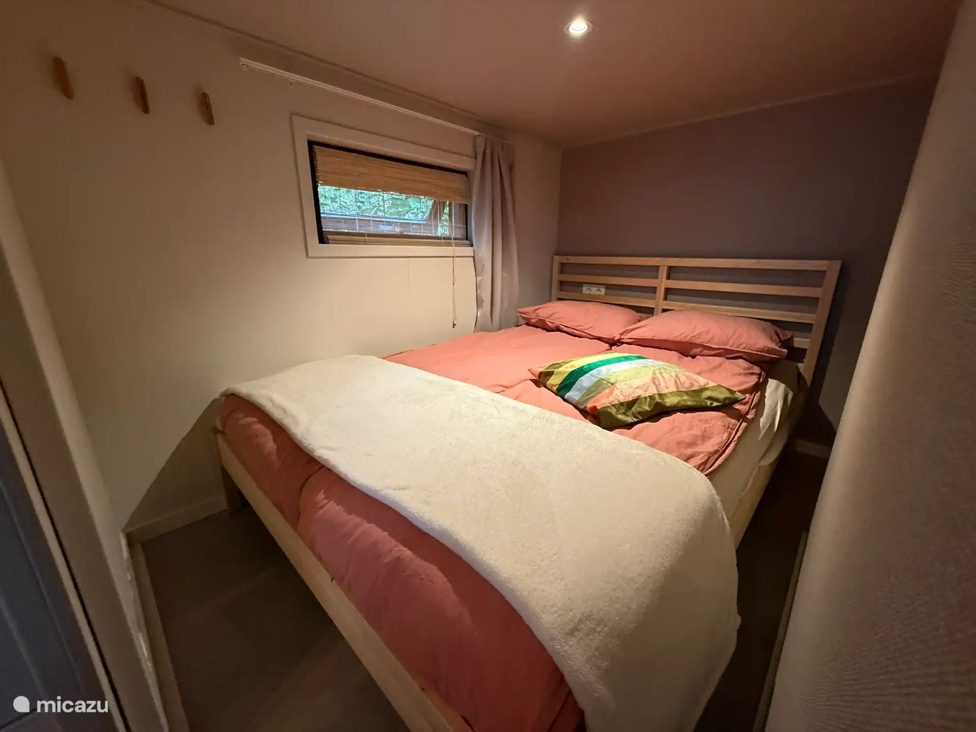 slaapkamer beneden met kast met hang- en legruimte