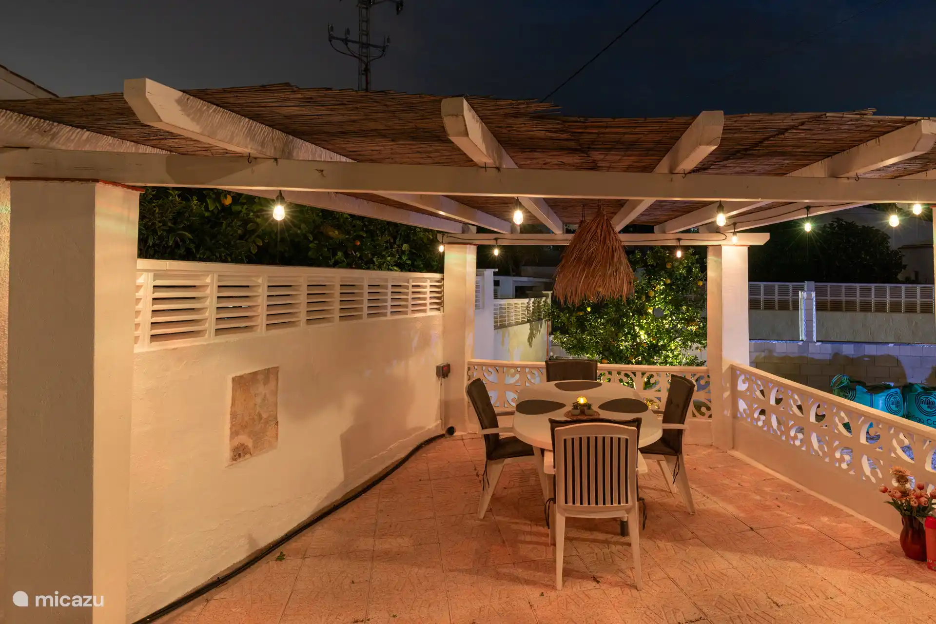 Terras voorkant huis (avond)