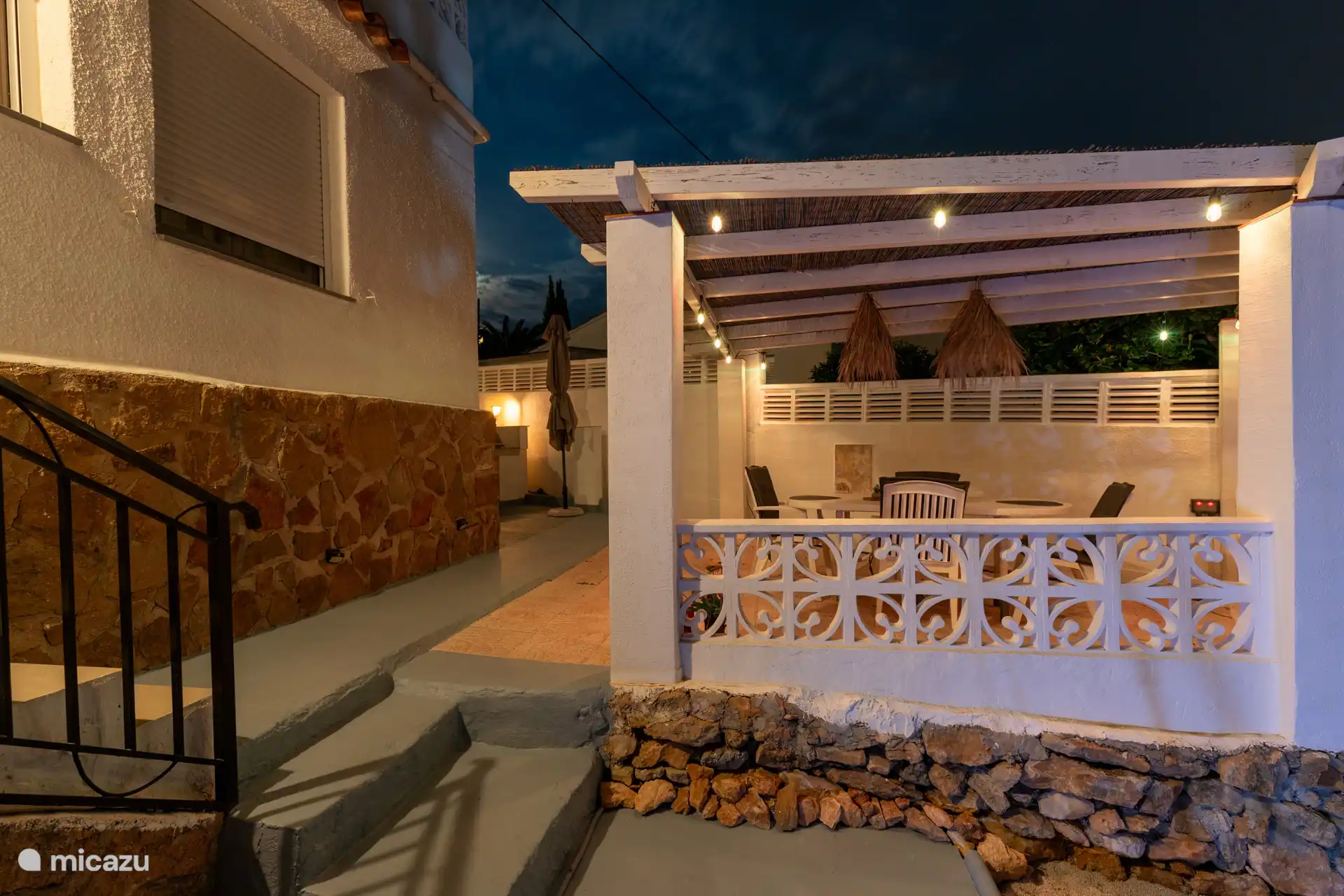 Terras voorkant (avond)