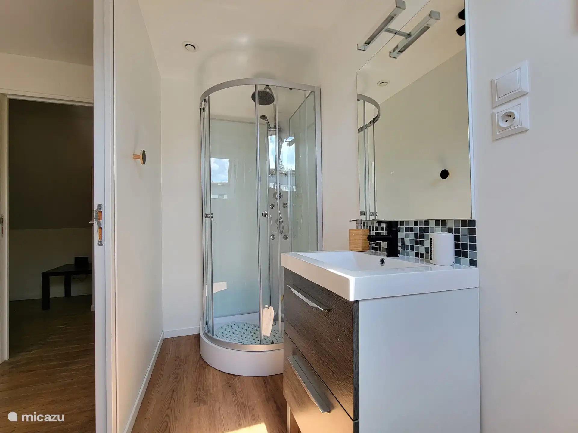 prive badkamer van 2de slaapkamer met douche, lavabo en toilet