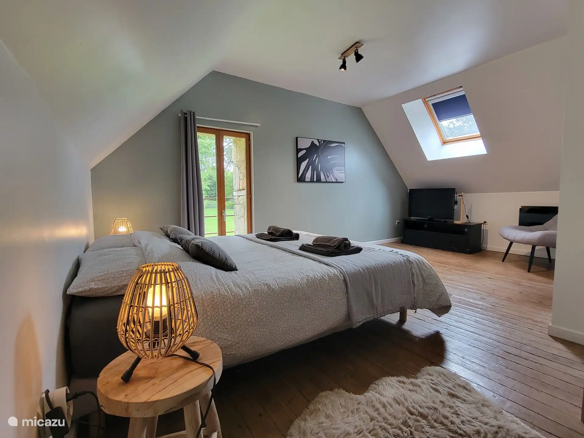 grote slaapkamer met prive badkamer