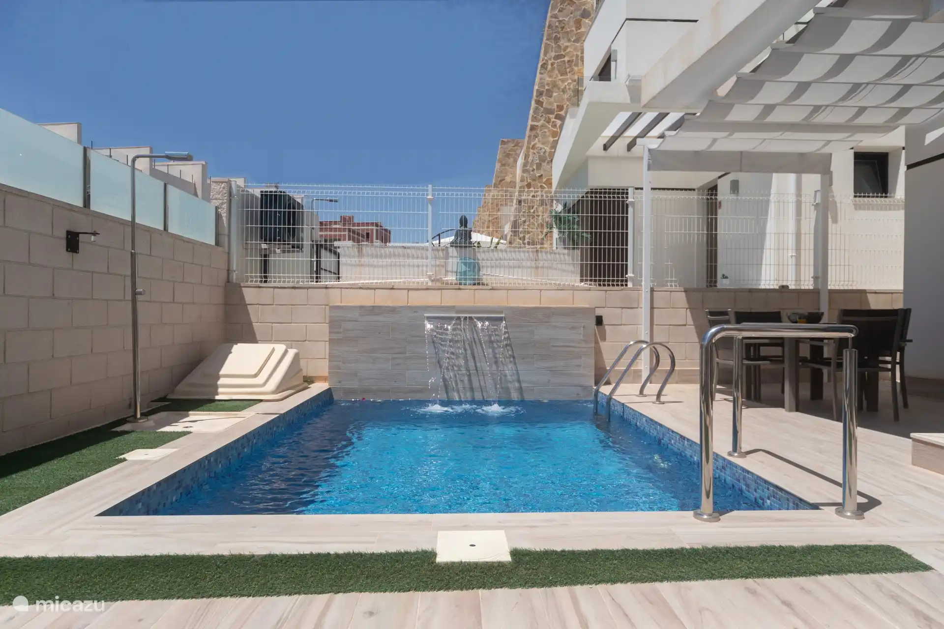 Piscina con cascada