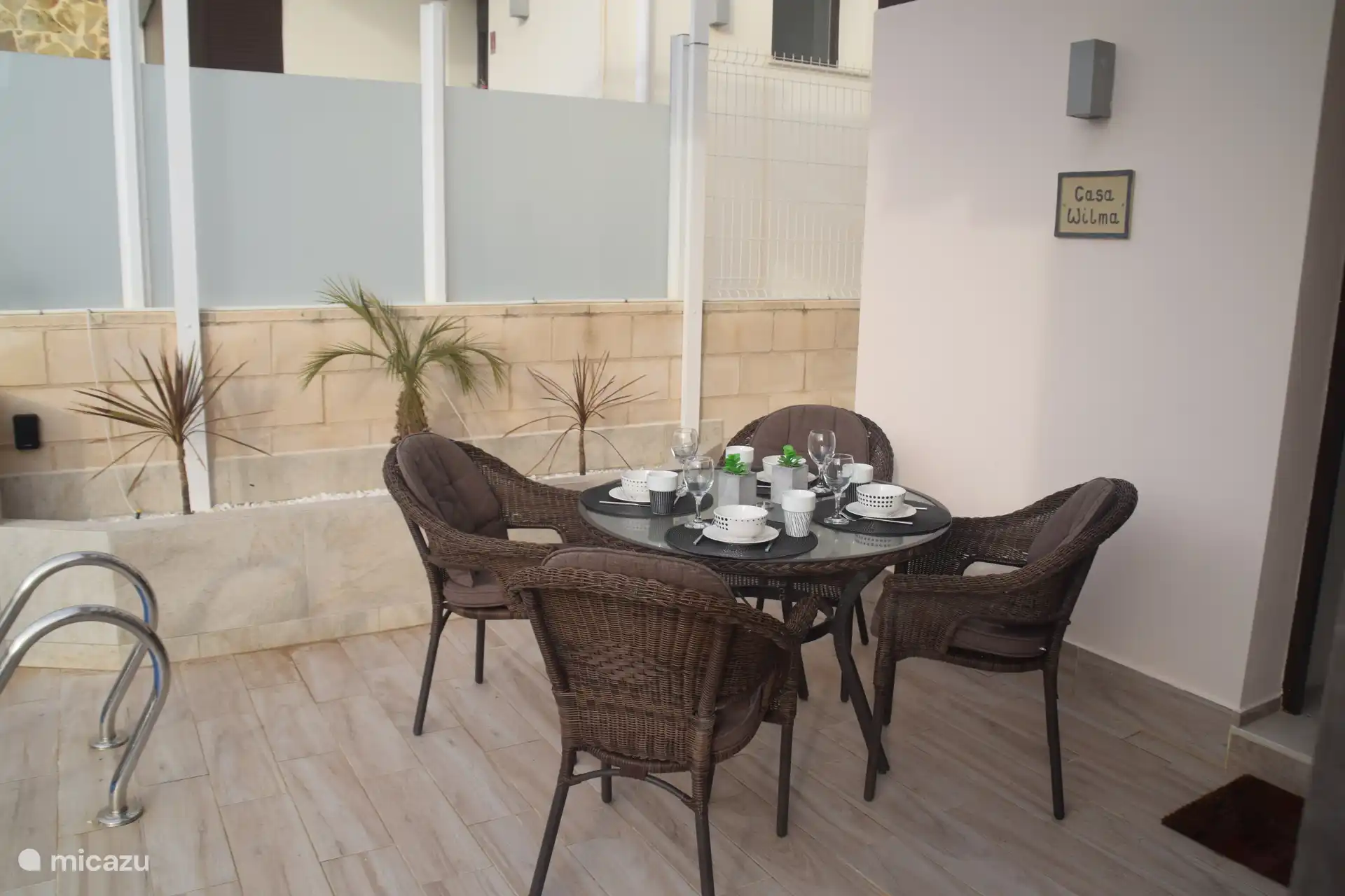 Desayuno en la terraza de la piscina